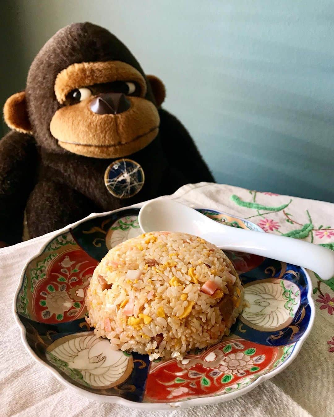 アヤメのインスタグラム：「Morning fried rice🍚 チャーハンが朝ご飯じゃないって知ったのは小三の時でした😳 #朝チャー #炒飯 #朝ご飯 #動物のいる暮らし #goribothegorilla #friedrice」