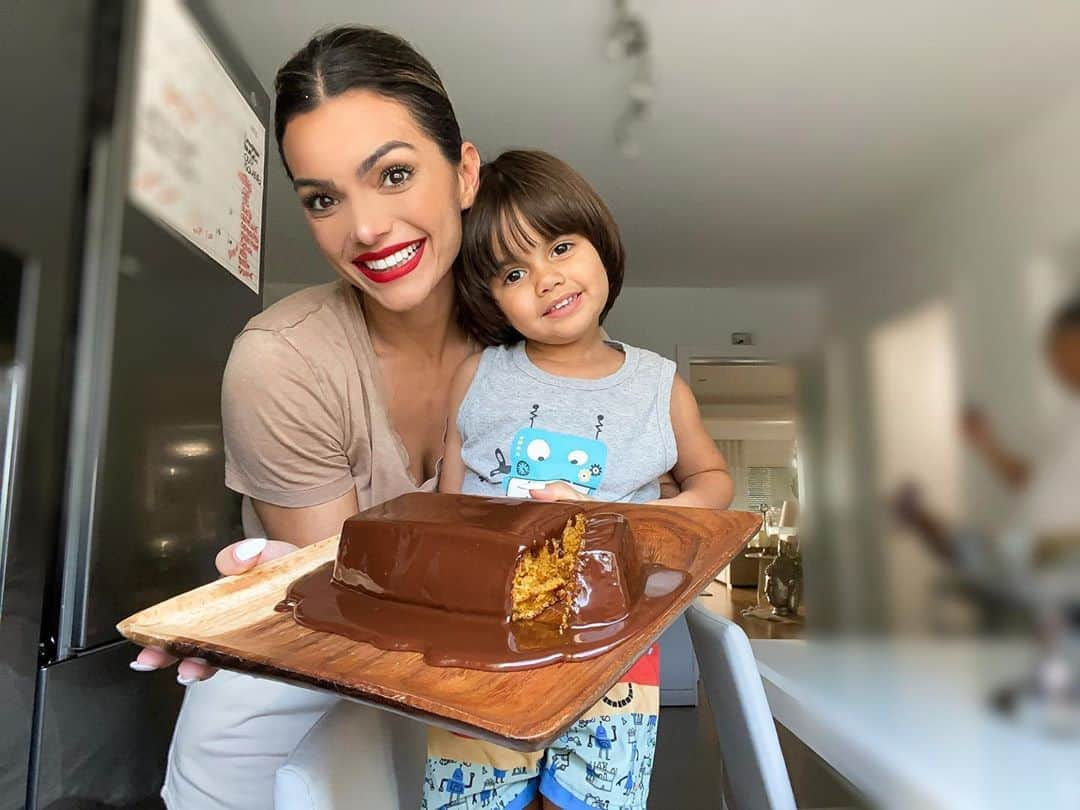 ケリー・キーさんのインスタグラム写真 - (ケリー・キーInstagram)「Eu e o Tuca compartilhamos com vocês a receita desse bolo delicioso que fizemos de cenoura com calda de chocolate. E o melhor, é fit!  Corre no meu canal do YouTube, Canal Kelly Key, para conferir e depois me conta se gostou.  #canalkellykey #receitafit #bolodecenoura #bolodecenouracomchocolate」10月21日 9時16分 - oficialkellykey