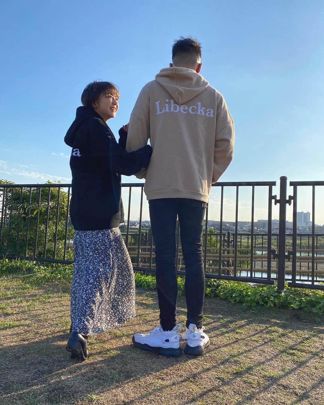 のインスタグラム：「新作のパーカー❤︎ ペアで着ても可愛いんです、、、🥺🤎 ㅤㅤㅤㅤㅤㅤㅤㅤㅤㅤㅤㅤㅤ この日天気良くて最高だったな🍁🤎 ㅤㅤㅤㅤㅤㅤㅤㅤㅤㅤㅤㅤㅤ  #instagram  #ヘアカット  #japan  #メイク  #YouTube  #cosmetics #love #me #makeup  #fashion #メイク動画  #メイク #コスメ #shii_code🌹 🌹#Libecka #libeckabyshii #youtuber #youtube #アッシュカラー #ヘアアレンジ #hairStyle #ヘアカラー  #プチプラコーデ #低身長コーデ #低身長ファッション　#ショートヘア #ハンサムショート #マッシュショート #libeckabyshii #パーカー #カップル」