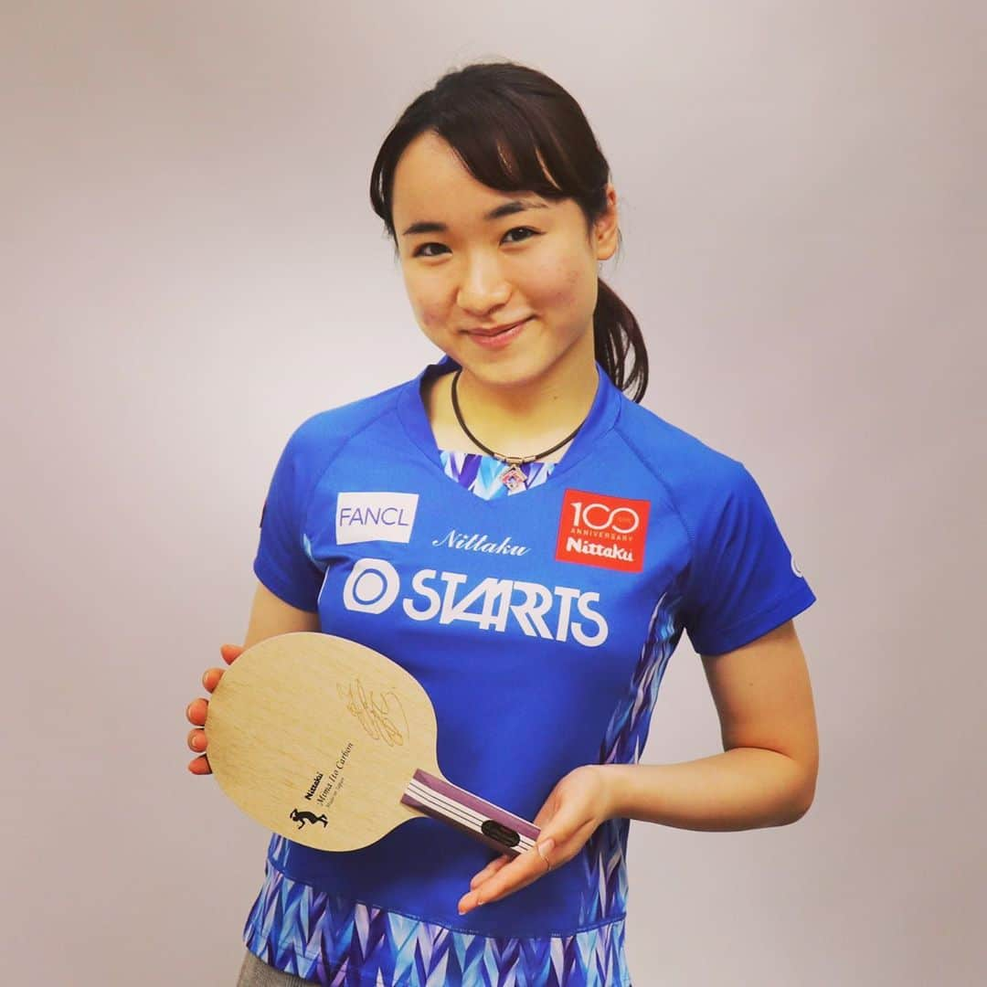 伊藤美誠のインスタグラム：「🏓本日発売！🏓 今日は伊藤美誠選手20歳のお誕生日💕  ニッタクさんから、伊藤選手プロデュースの商品が 2種類発売です😊✨  ① アコースティックカーボンをベースに 伊藤選手自らがデザインした競技用ラケット 「 #伊藤美誠カーボン 」  ②初心者向けのレジャー用ラケット 「美誠貼り上がり」シリーズ♬  どちらも伊藤選手の想いがギュッと詰まった商品です。  ぜひ皆んなで卓球を楽しみましょう‼︎😊🏓🏓  #伊藤美誠 @mima_ito #卓球  #20歳の誕生日 記念 #ニッタク #ニッタクニュース　@nittaku_news」