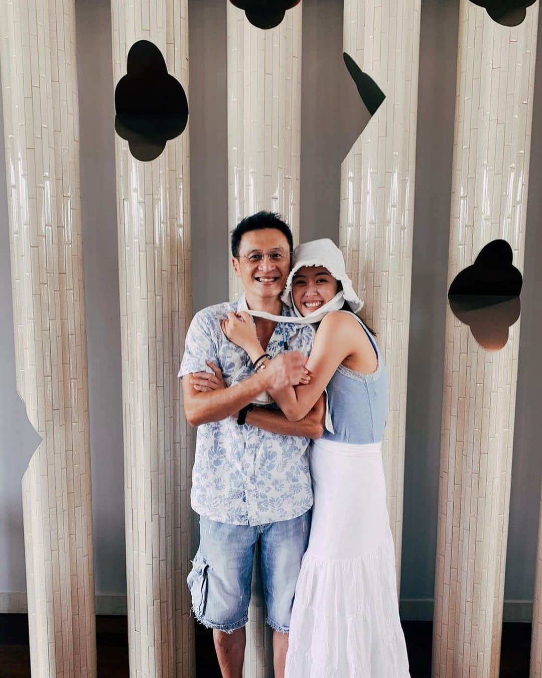 イプシー・キーラティさんのインスタグラム写真 - (イプシー・キーラティInstagram)「Happy birthday to this wonderful person :) 🤍💙 thank u for being such an amazing father. To me you’re the coolest guy on earth , always ! ขอบคุณป๊า ที่คอยสอนแต่สิ่งดีๆ และปล่อยให้ซีได้เติบโตมาอย่างแข็งแรง จนเป็นตัวเองได้ในวันนี้ 🤍 ขอให้ป๊ามีความสุขมากๆๆๆๆ เหมือนที่ป๊าคอยให้ความสุขผู้อื่นมาตลอด ..ขอให้ป๊าสุขภาพดี ไม่เจ็บโน่นนี่เยอะ ~ สุขสันต์วันเกิดนะค้าบ. รักค่ะ :) 🙏🏽🤍🤟🏽」10月21日 9時26分 - gypsykeerati