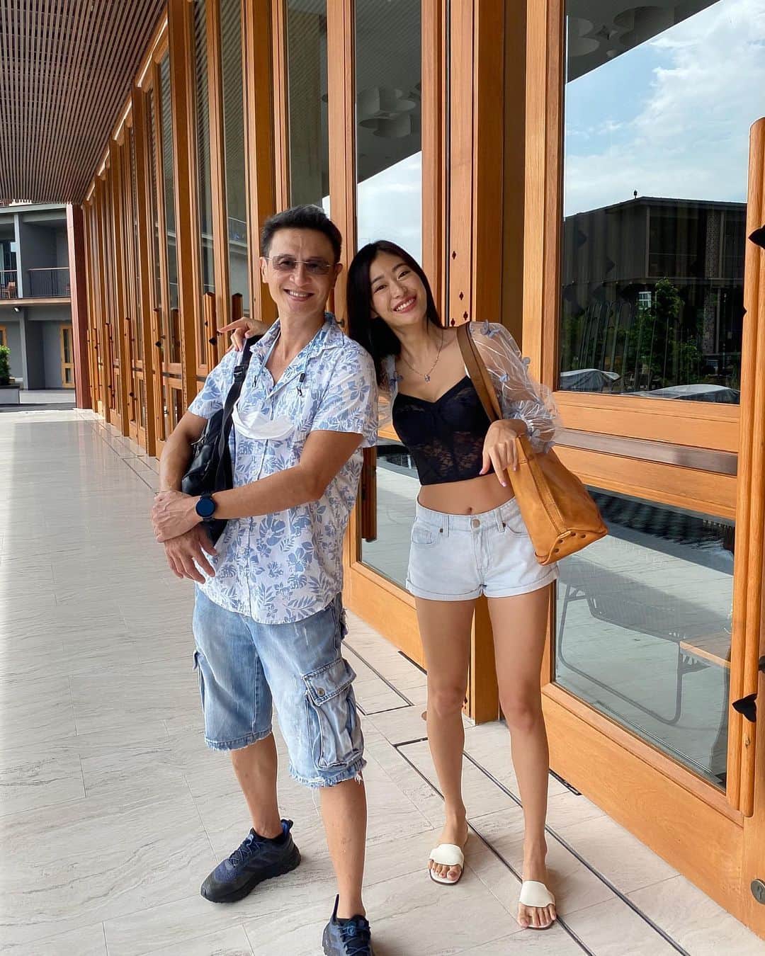 イプシー・キーラティさんのインスタグラム写真 - (イプシー・キーラティInstagram)「Happy birthday to this wonderful person :) 🤍💙 thank u for being such an amazing father. To me you’re the coolest guy on earth , always ! ขอบคุณป๊า ที่คอยสอนแต่สิ่งดีๆ และปล่อยให้ซีได้เติบโตมาอย่างแข็งแรง จนเป็นตัวเองได้ในวันนี้ 🤍 ขอให้ป๊ามีความสุขมากๆๆๆๆ เหมือนที่ป๊าคอยให้ความสุขผู้อื่นมาตลอด ..ขอให้ป๊าสุขภาพดี ไม่เจ็บโน่นนี่เยอะ ~ สุขสันต์วันเกิดนะค้าบ. รักค่ะ :) 🙏🏽🤍🤟🏽」10月21日 9時26分 - gypsykeerati