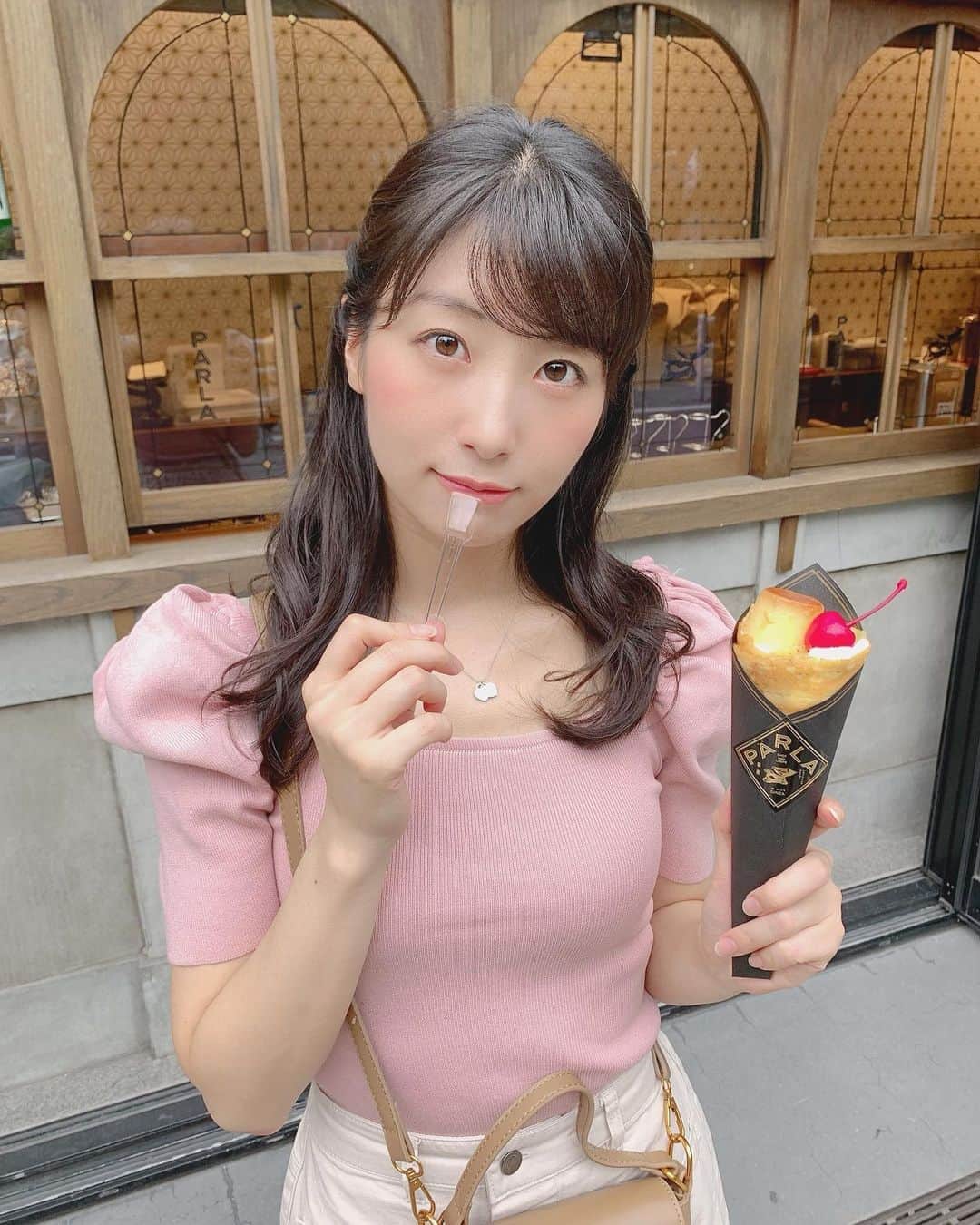 のインスタグラム：「プリンアラモードのクレープ🍮💗 #東京プラザ銀座 の1階にある #銀座PARLA 🌼 とても上品なお味がしました😋😋 . . #コーデ記録 #tops : #grl @grl_official  #skirt : #grl #bag : #韓国通販 . . #銀座 #銀座カフェ #銀座グルメ #銀座スイーツ #ginza #ginzatokyo #ginzacafe #tokyuplazaginza #tokyuplaza #cafe #cafestagram #カフェスタグラム #カフェ #プチプラ #プチプラコーデ #ぷちぷら #ぷちぷらコーデ」