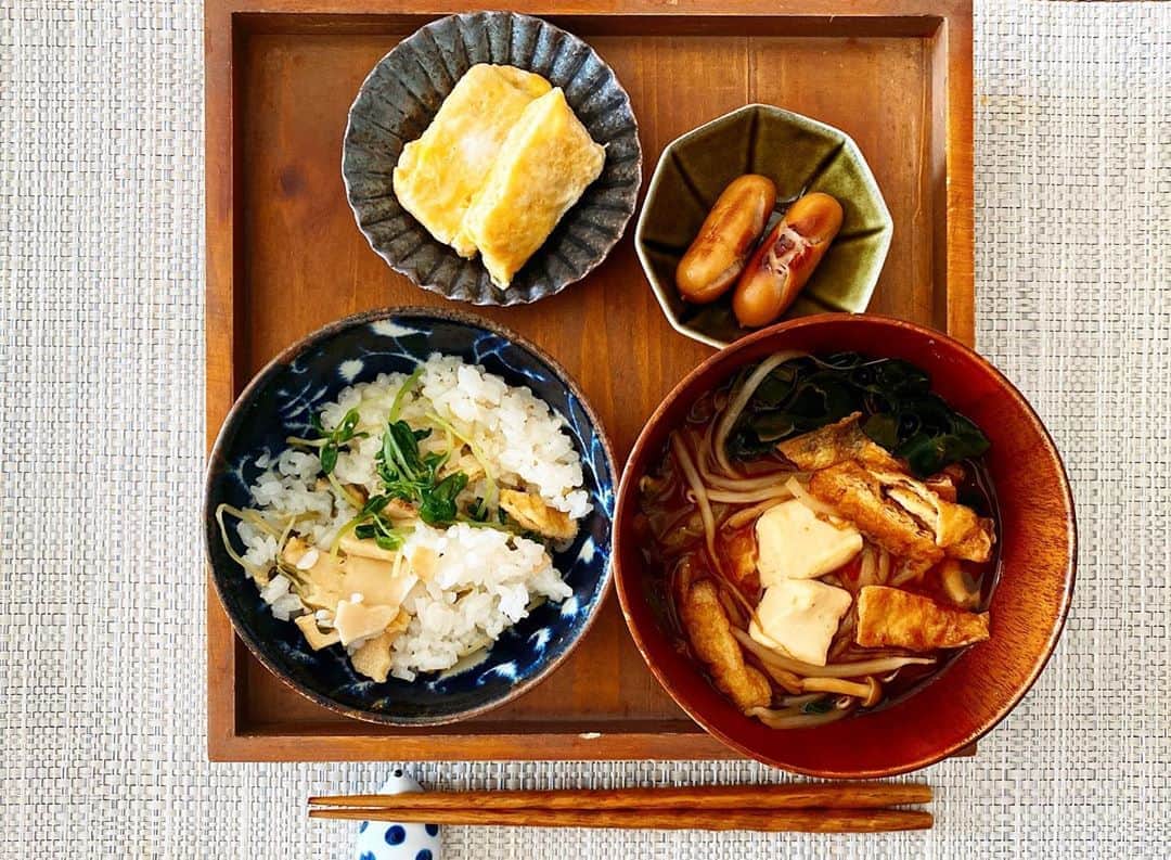 林田岬優さんのインスタグラム写真 - (林田岬優Instagram)「天気が良くて早起きした朝はついついちゃんと作ってしまいます。 竹の子ご飯、具沢山な😂お味噌汁、卵焼き、余り物のウインナー。 あまい竹の子ご飯には赤出汁が好きです。 今日も一日頑張ろう✌︎ #ご飯#あさごはん#赤出汁」10月21日 9時31分 - miyu_hayashida