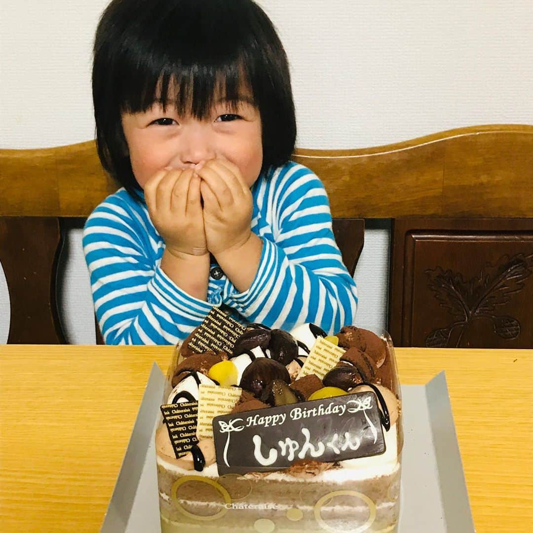 吉田ヒトシさんのインスタグラム写真 - (吉田ヒトシInstagram)「10/20誕生日。しゅんくん3歳になりました。 朝から1日ニコニコでした。  ケーキは秋らしくマロンの入ったケーキにしましたが、チョコしか見えてないようでした。  すくすく育っていることに感謝、ママにも感謝です。  しゅんしゅんおめでとう㊗️  #吉田ヒトシ #4児のパパ  #誕生日  #感謝 #シャトレーゼ」10月21日 9時44分 - yoshida__hitoshi