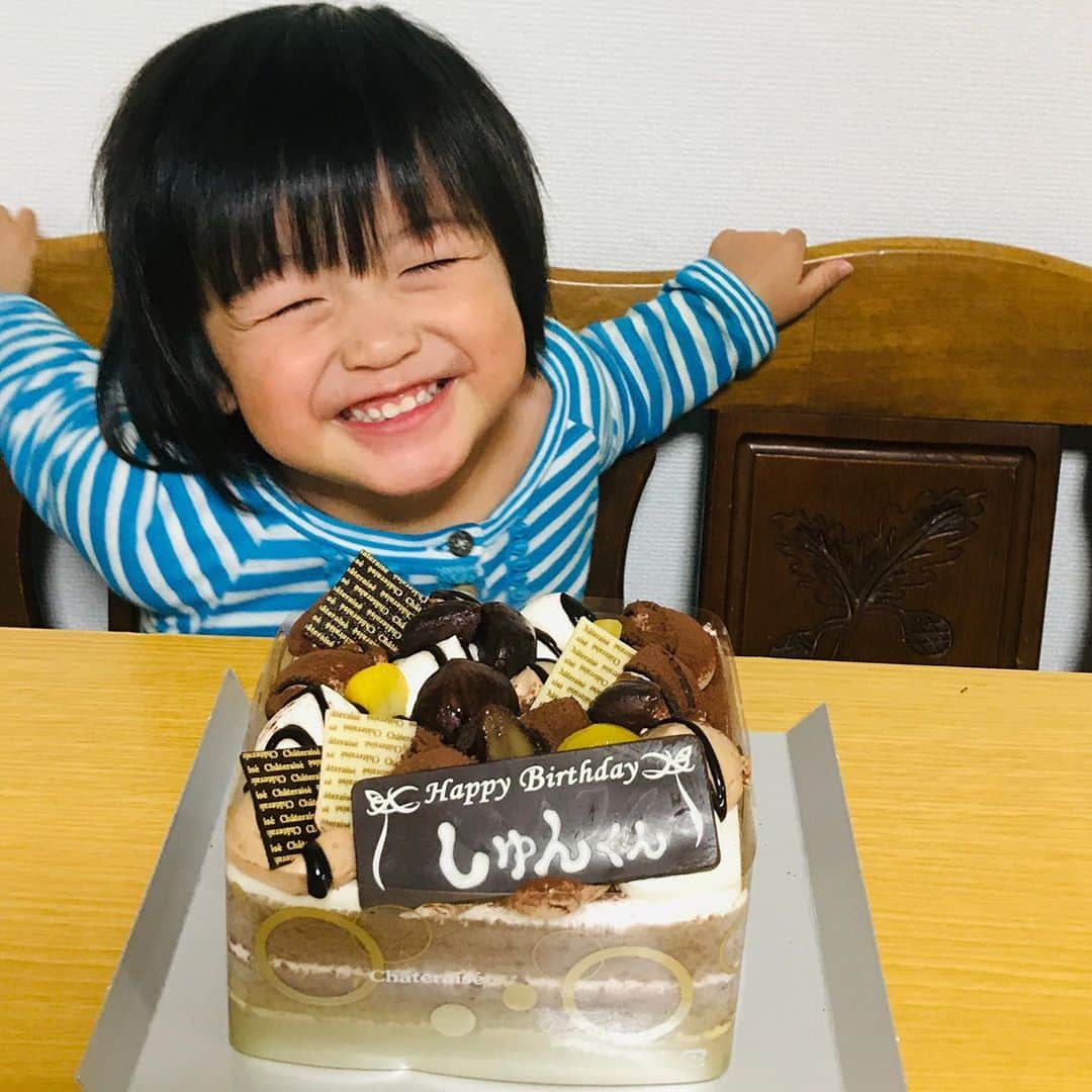のインスタグラム：「10/20誕生日。しゅんくん3歳になりました。 朝から1日ニコニコでした。  ケーキは秋らしくマロンの入ったケーキにしましたが、チョコしか見えてないようでした。  すくすく育っていることに感謝、ママにも感謝です。  しゅんしゅんおめでとう㊗️  #吉田ヒトシ #4児のパパ  #誕生日  #感謝 #シャトレーゼ」