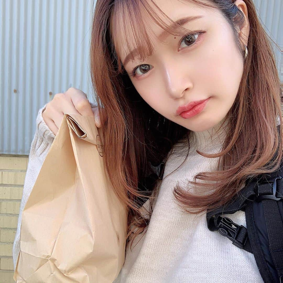 平佐知子のインスタグラム：「今日の朝ごはんは手作りマフィン🧁マフィンの写真は。。。ありません！  #朝活 #マフィン #自撮り女子 #セルフィー女子 #シースルーバング #シースルー前髪 #髪の毛染めたい #タートルネック」