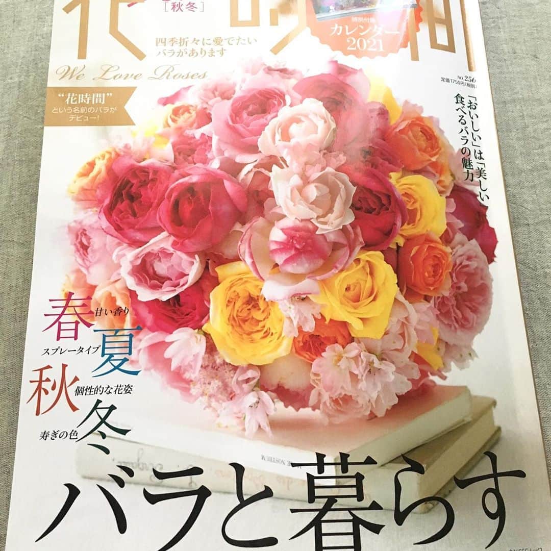 雑誌『花時間』さんのインスタグラム写真 - (雑誌『花時間』Instagram)「おはようございます。﻿ ﻿ お花がずいぶん長もちするようになりましたね！﻿ ﻿ 朝晩は冷えるものの、うれしいこと。﻿ ﻿ 暑い時期には、すぐにダメになるからって、諦めていたあの花もこの花も、「私を飾って〜」って、言っていますよ。﻿ ﻿ こんなバラはいかがですか？﻿ ﻿ あっ、そもそも…このお花がバラだとは気づきませんでしたか？﻿ ﻿ ラ・カンパネラと言って、フリフリの花びらがこのバラの持ち味。﻿ ﻿ 華やかだから、バラはわずか３本でも、アレンジとして成立しちゃうんです。﻿ ﻿ おまけに、花びらが厚く、しっかりしているため、もちもバ・ツ・グ・ン！  ピーターパン印の保証書をつけてもいいくらいです（笑） ﻿ 華やかな見かけとは裏腹に？じつは、堅実派のラ・カンパネラ。﻿ ﻿ これを機にお見知りおきをー！﻿ ﻿ 好評発売中の花時間秋冬号からの投稿でした。﻿ ﻿ では、本日も元気smile☺️☺️☺️で頑張りましょう！ 昨日、ウインターコスモスの苗を入手して、ルンルンです（笑）by ピーターパン﻿ ﻿ 花 @bloemism ﻿ 写真 @satomi.ochiai78﻿ ﻿ #flowers #flowerslovers #flowerstagram #flowerarrangement  #花時間 #花時間2020 #花好き #花藝 #花好きな人と繋がりたい #花が好きな人と繋がりたい #花のある生活 #花のある暮らし #花を飾る #花を飾る生活  #バラが好き #バラが好きな人と繋がりたい  #オレンジ色の花 #オレンジ色のバラ  #アストランチア #コロニラ #花を楽しむ  #秋の花 #ビタミンf  #花屋さんへ行こう」10月21日 9時38分 - hanajikan_magazine