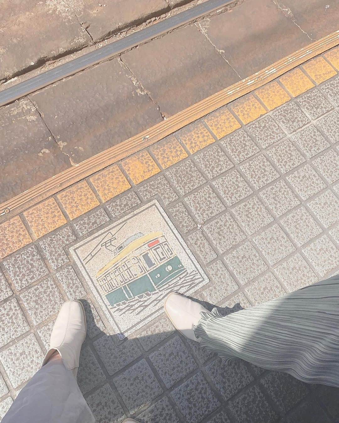 のインスタグラム：「#広島  #市電  . お揃いのブーツ👢💚」