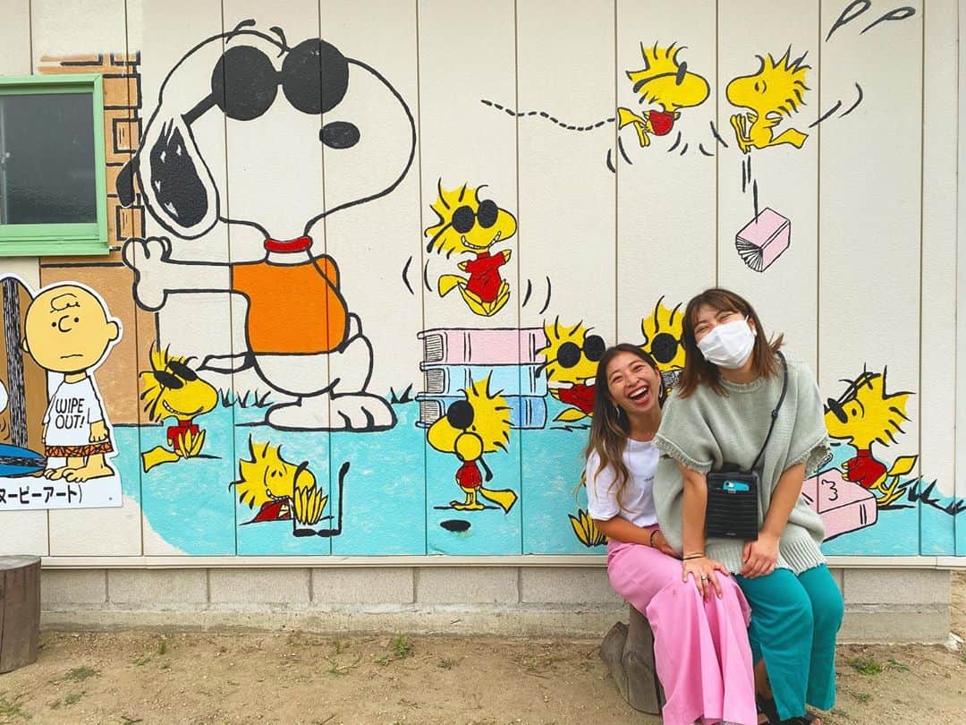 北山まいかのインスタグラム：「カラーパンツな２人  #スヌーピーの壁」