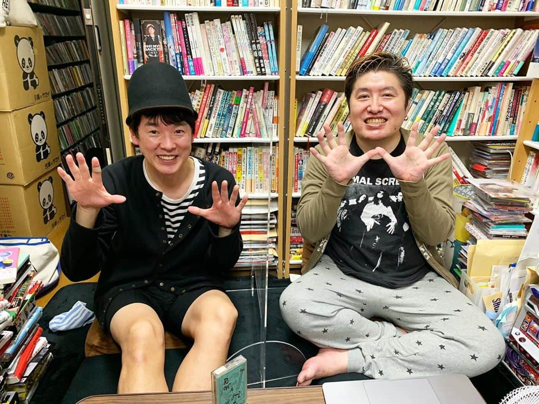 カジヒデキさんのインスタグラム写真 - (カジヒデキInstagram)「昨夜は吉田豪さんの猫舌SHOWROOM 『豪の部屋』に出演させて頂きました！豪さんとは初対面ではなく、ソロデビュー当時に取材をして頂いたことがあり、失礼いたしました。。そして豪さんがこれ程までに僕のことを知って下さっていたとは😭！感激でした！10代の頃のハードコアやポジパンやインダストリアル、そしてロリポップソニックとの出会いなどインディーズ話に花が咲き、とても楽しかったです！2時間があっという間に感じました。視聴して下さった皆さん、ありがとうございました。豪さんありがとう！またお会いしたいです。  #猫舌showroom #吉田豪 #カジヒデキ」10月21日 9時49分 - hideki_kaji