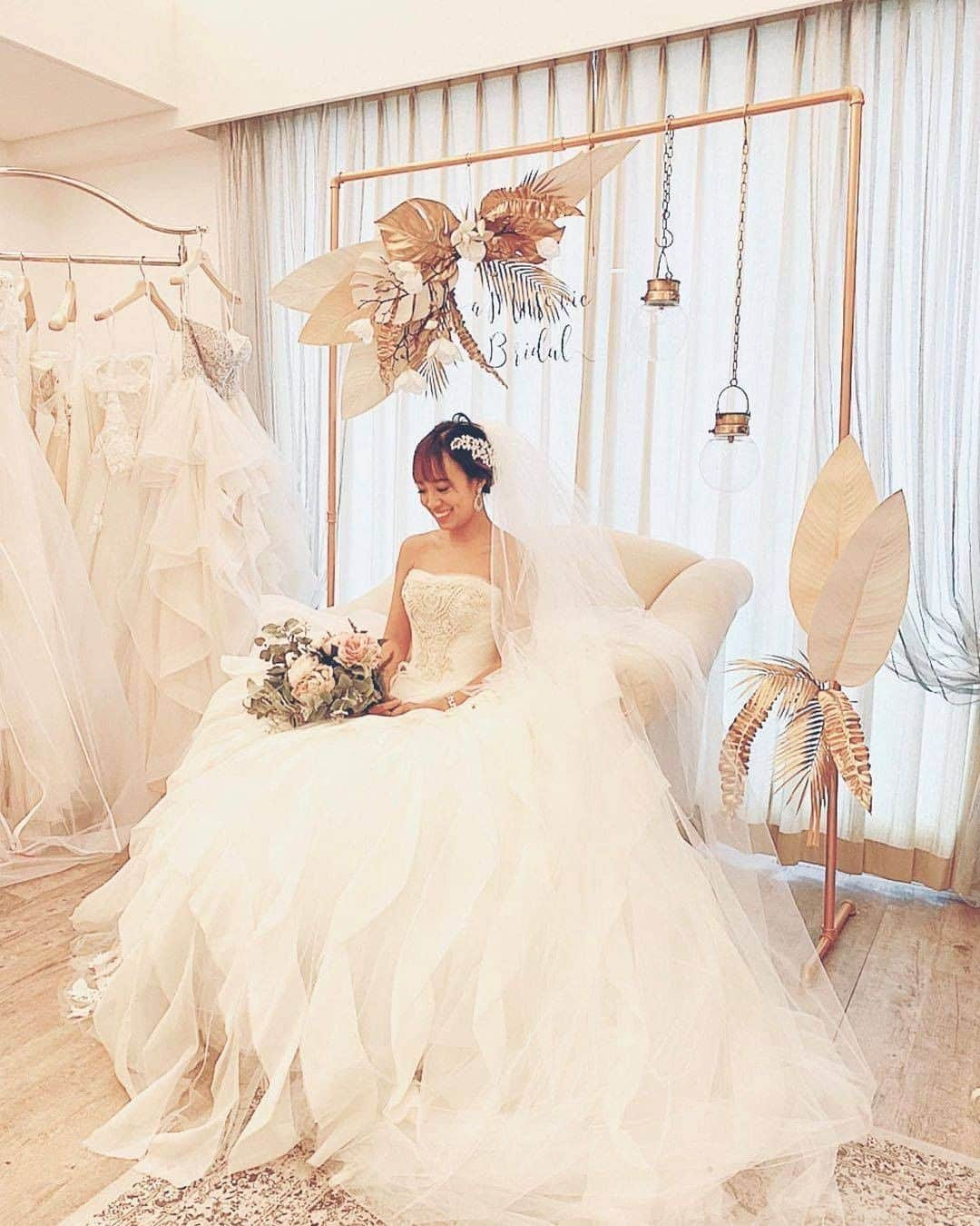 ♡プラコレWedding·⋆*さんのインスタグラム写真 - (♡プラコレWedding·⋆*Instagram)「@placolewedding【#DRESSY花嫁 】【#プラコレ】をつけて投稿&フォローしてね♩ . ＝＝＝＝＝＝＝＝ . 秋っぽさを出せるのは カラードレスだけじゃないんです🤎  ふわふわのウェディングドレスで 季節感を感じる魅力的なコーディネートを 完成させませんか？ パンパスグラスやススキ、 ドライフラワーと合わせて🌾✨ . ｰｰｰｰｰｰｰｰｰｰｰｰｰｰｰｰｰｰｰｰ 👗 Photo by... 1枚目＞@aim_bridal さん 2枚目＞@n_wd_0901 さん Dress:#VeraWang 3枚目＞@mocha___y さん Dress:#verawang 4枚目＞@richeriejp さん Dress:#verawang ＝＝＝＝＝＝＝＝ 『#DRESSY花嫁』『#プラコレ』の ハッシュタグをつけて写真をUPしてね✦ 花嫁アプリ『DRESSY by プラコレ』の 記事に掲載＆リグラムされるかも♩ . みなさまからのいいねや保存 コメントをお待ちしています❤️ 「このウェディングドレス可愛い！」 「ヘアスタイルも気になる！！」 「今の花嫁さんの流行りは！？」etc. . ＝＝＝＝＝＝＝＝ 花嫁アプリでは、 プロのアドバイザーに結婚式の相談を何度でも♡ ウェディングドレスの記事や、 自分のウェディングレポを残せちゃう♡” . ＞＞＞TOPのURLからcheck ⋈ @placolewedding ＞＞＞結婚のご相談は プラコレウェディングアドバイザーへ♡ @wedding_adviser ＞＞＞ウェディングレポを残したいなら、 farny by プラコレをcheck ✎ @farny_wedding ＞＞＞ウェディングアイデア＆DIYは ドレシーアイデアcheck ❁ @dressy_idea >>>素敵なドレスに出会いたい花嫁さま♡ @dressyonline_をcheck . ＝＝＝＝＝＝＝＝＝＝＝＝＝＝＝＝ . #プレ花嫁 #卒花 #花嫁 #卒花嫁 #結婚 #結婚式 #結婚準備 #花嫁準備 #weddingtbt #花嫁コーディネート #試着レポ #farnyレポ #2021冬婚 #2021秋婚 #2021春婚 #花嫁コーディネート #チュールドレス #ウェディングドレス #カラードレス #パンパスグラス #花嫁コーデ #バックショット #ウェディングフォト」10月21日 10時02分 - placole_dressy