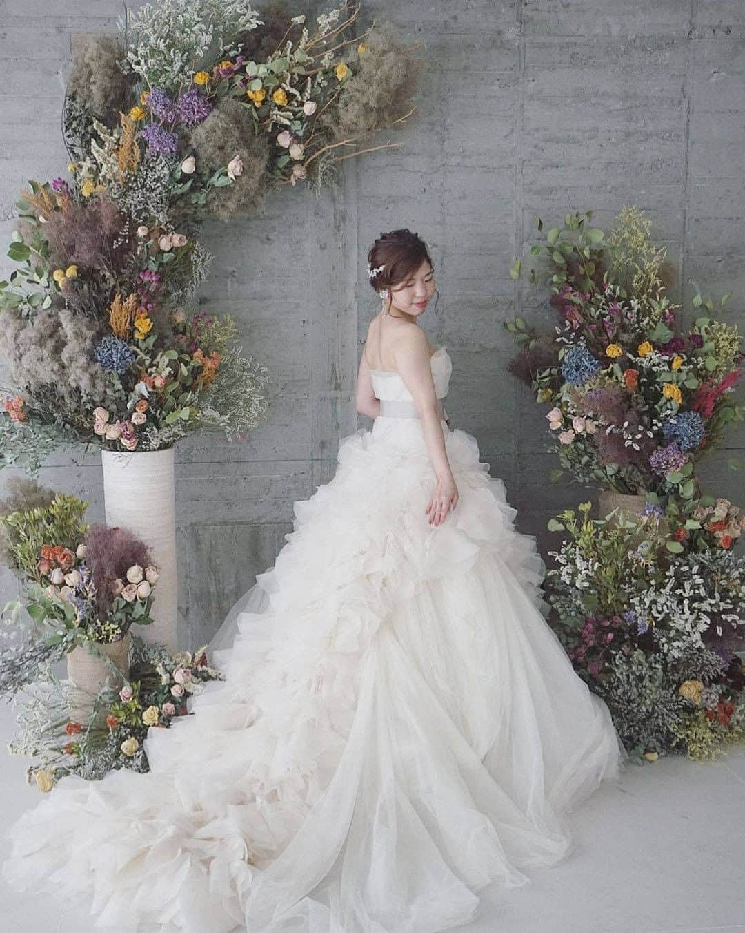 ♡プラコレWedding·⋆*さんのインスタグラム写真 - (♡プラコレWedding·⋆*Instagram)「@placolewedding【#DRESSY花嫁 】【#プラコレ】をつけて投稿&フォローしてね♩ . ＝＝＝＝＝＝＝＝ . 秋っぽさを出せるのは カラードレスだけじゃないんです🤎  ふわふわのウェディングドレスで 季節感を感じる魅力的なコーディネートを 完成させませんか？ パンパスグラスやススキ、 ドライフラワーと合わせて🌾✨ . ｰｰｰｰｰｰｰｰｰｰｰｰｰｰｰｰｰｰｰｰ 👗 Photo by... 1枚目＞@aim_bridal さん 2枚目＞@n_wd_0901 さん Dress:#VeraWang 3枚目＞@mocha___y さん Dress:#verawang 4枚目＞@richeriejp さん Dress:#verawang ＝＝＝＝＝＝＝＝ 『#DRESSY花嫁』『#プラコレ』の ハッシュタグをつけて写真をUPしてね✦ 花嫁アプリ『DRESSY by プラコレ』の 記事に掲載＆リグラムされるかも♩ . みなさまからのいいねや保存 コメントをお待ちしています❤️ 「このウェディングドレス可愛い！」 「ヘアスタイルも気になる！！」 「今の花嫁さんの流行りは！？」etc. . ＝＝＝＝＝＝＝＝ 花嫁アプリでは、 プロのアドバイザーに結婚式の相談を何度でも♡ ウェディングドレスの記事や、 自分のウェディングレポを残せちゃう♡” . ＞＞＞TOPのURLからcheck ⋈ @placolewedding ＞＞＞結婚のご相談は プラコレウェディングアドバイザーへ♡ @wedding_adviser ＞＞＞ウェディングレポを残したいなら、 farny by プラコレをcheck ✎ @farny_wedding ＞＞＞ウェディングアイデア＆DIYは ドレシーアイデアcheck ❁ @dressy_idea >>>素敵なドレスに出会いたい花嫁さま♡ @dressyonline_をcheck . ＝＝＝＝＝＝＝＝＝＝＝＝＝＝＝＝ . #プレ花嫁 #卒花 #花嫁 #卒花嫁 #結婚 #結婚式 #結婚準備 #花嫁準備 #weddingtbt #花嫁コーディネート #試着レポ #farnyレポ #2021冬婚 #2021秋婚 #2021春婚 #花嫁コーディネート #チュールドレス #ウェディングドレス #カラードレス #パンパスグラス #花嫁コーデ #バックショット #ウェディングフォト」10月21日 10時02分 - placole_dressy