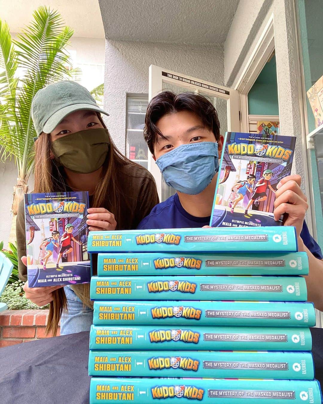 アレックス・シブタニさんのインスタグラム写真 - (アレックス・シブタニInstagram)「We stopped by @pagesabookstore in Manhattan Beach today to sign some copies of Kudo Kids: The Mystery of the Masked Medalist! 📚  Make sure to visit them so that you can pick up your own signed copy. They’re open from 11-5 seven days a week.  Support your local bookseller! ❤️ #shibsibs #KudoKids #authors #signedbooks #indiebookstore #localbookstore #supportsmallbusinesses」10月21日 9時56分 - shibsibs