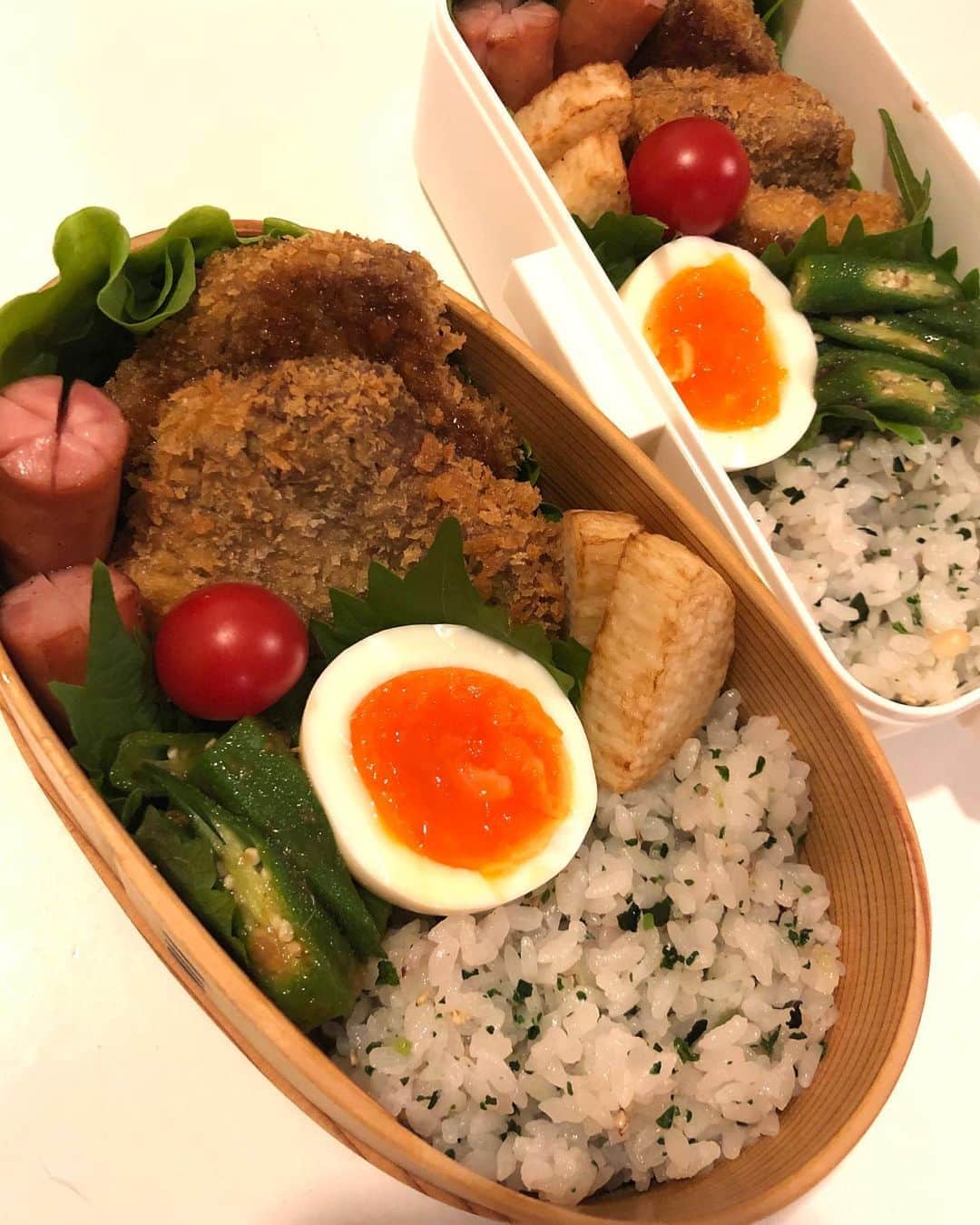 のインスタグラム：「月曜日のお弁当は、マグロカツ！！  マグロの赤みを取っておいて、お弁当用に揚げました(o^^o)  これ、柔らかくて美味しいよね！  あとは山芋を素揚げして六助の塩パラパラしたものと、愛足るベジタブル　@italvegetable さんから届いたオクラの梅おかか和え、ゆで卵、トマト、ウィンナーです(≧∀≦)  子供達おくりだしてからは、かよちゃん　@kayo_unicorno と広尾のボンダイカフエへ！  ここのアサイ大好き！  かよちゃんに、可愛いUGGの靴を誕生日にもらいました(//∇//)  モコモコキラキラだよ〜(๑˃̵ᴗ˂̵)  いつもありがとう！  またモーニングしようね〜(o^^o)  #甘糟ご飯#ご飯#昼ごはん#ランチ#ランチボックス#弁当#曲げわっぱ#わっぱ弁当 #bento#lunch#lunchbox」