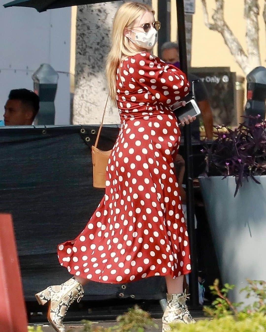 Just Jaredさんのインスタグラム写真 - (Just JaredInstagram)「@emmaroberts’ growing baby bump was on display in a cute polka dot dress when she stopped by a newsstand to pick up some magazines on Tuesday. #EmmaRoberts Photos: Backgrid」10月21日 9時57分 - justjared
