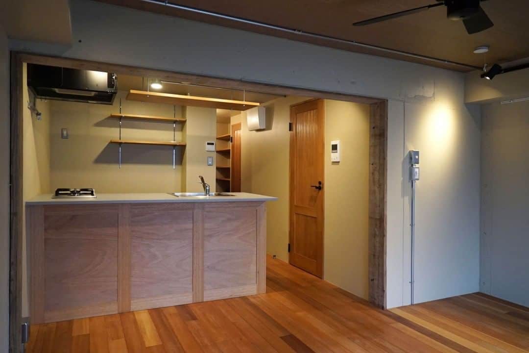 せたがやクラソンのインスタグラム：「『三茶でリノベ部屋 302』﻿ ﻿ ・東急世田谷線三軒茶屋駅 徒歩10分 ・11.5万円・28.94㎡・1R ___________________________________________________________________﻿  三軒茶屋駅と駒沢大学駅、どちらからも歩いて10分強。 すこし歩きますが歩く価値あり。昨年リノベーションされて生まれ変わったステキなお部屋をご紹介します。  お部屋はファンのある7.8帖のワンルーム。 木の床に枠、天井は麻のようなテイストになっていて、冬は冬で温かみがあるし、ファンを回す季節には爽やかに、とても気持ちよく過ごせそうです。  そしてお部屋もキッチンも洗面も玄関も、収納や棚はすべてオープン。そのおかげで狭っ苦しくならず広く感じます。見せる収納。ドキドキしますが、このお部屋なら洋服や小物を置いたら自然におしゃれに仕上がると思います。  一度は住みたいこんなお部屋。 いかがでしょうか。  ▼この物件の詳細、﻿ そのほかのお部屋はプロフィールのリンクから﻿ @setagayakurasson﻿ ___________________________________________________________________﻿ ﻿ 「オンラインでお部屋探し」スタートしました！ ご相談お待ちしております。 ﻿ ﻿https://setagayakurasson.com/online _____________________________________________________________________﻿ ﻿ #せたがやクラソン #せたがやンソン #賃貸 #お部屋探し #オンラインお部屋探し #引っ越し #内見 #部屋 #ワンルーム #ひとり暮らし #ふたり暮らし #好きな街 #暮らしを楽しむ #キッチン #家具 #世田谷 #賃貸インテリア #リノベーション  #コンシェルジュ #世田谷のお部屋探し  #田園都市線 #三軒茶屋  #三茶  #暮らしを楽しむ #時短 #三茶で暮らす  #世田谷線 #リノベ部屋に暮らす  #木  #麻」