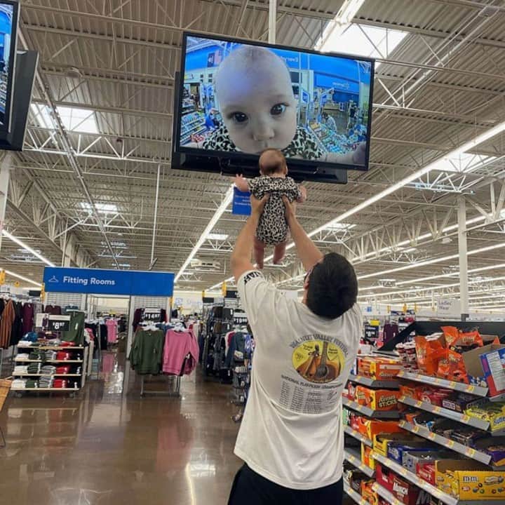 Good Morning Americaさんのインスタグラム写真 - (Good Morning AmericaInstagram)「Hilarious photo of baby's face on Walmart monitor goes viral! Link in bio for the story.」10月21日 10時00分 - goodmorningamerica