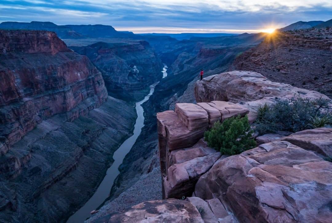 のインスタグラム：「Ode to Arizona by @gabbygiffords / I grew up in Tucson learning to ride horses and loving the heat. Whether you’re a resident or a visitor, the majesty of Arizona’s deserts quickly reveals itself to your senses: both the stunning, expansive views and the comforting way creosote emits the smell of earth when it rains. Come to Arizona, and you’ll find community. I’ve discovered—in cities, desert towns, tribal communities, and ranches—the richness and vibrancy of the area’s history and diversity. You learn to love the people and food of Arizona, respect the land we live on now, and embrace life in the Southwest.  Photo by Pete McBride @pedromcbride / A hiker takes in the view of the Colorado River winding its way through the Grand Canyon at sunset.  This text and accompanying image are from “America the Beautiful,” a new Nat Geo book, with more than 200 images from all 50 states, highlighting America’s unique natural and cultural treasures. Check out Nat Geo’s link in bio to learn more.」