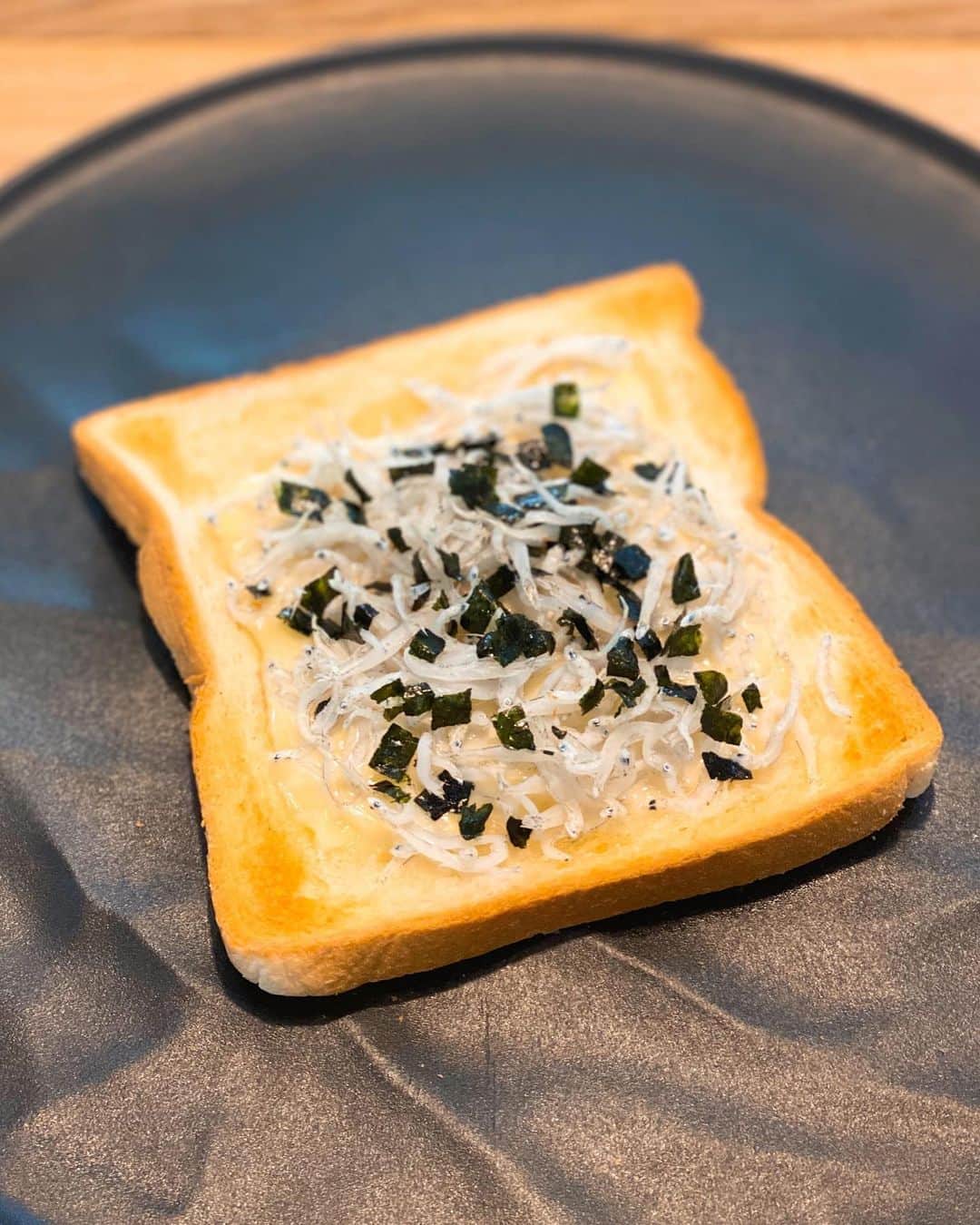 のインスタグラム：「海苔チーズしらすトースト、めちゃくちゃ美味しい♡﻿ ﻿ #グギメシ」