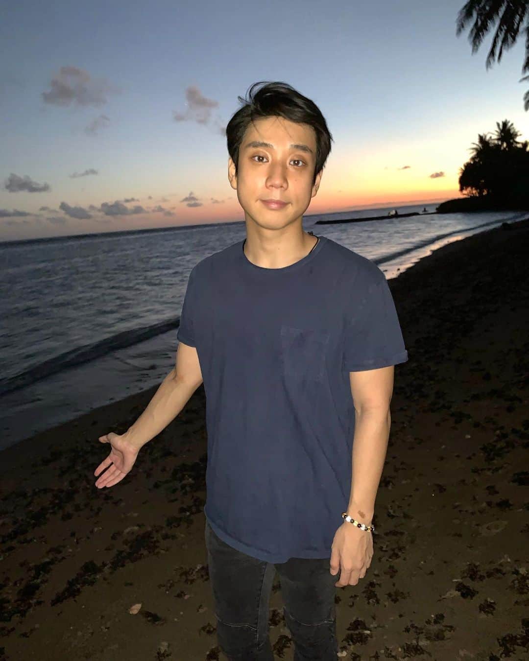 Eden Kaiのインスタグラム：「Nice to walk on the beach again🌊🌅 Anyone visiting Hawaii soon?:-) ビーチ周りを久々に散歩。 良かったです✨　 近日中ハワイにお越しになる方いらっしゃいますかー？」