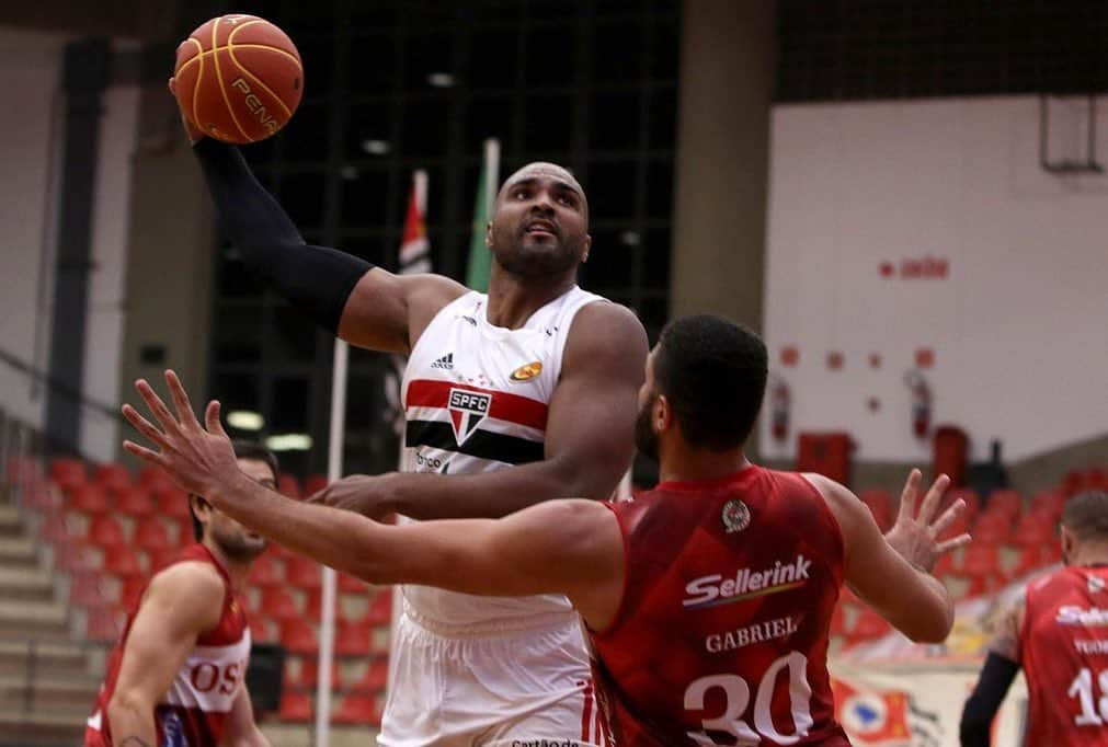 São Paulo FCさんのインスタグラム写真 - (São Paulo FCInstagram)「🏀 Vitória em casa!  Nesta terça-feira, o #BasqueteTricolor venceu o Basket Osasco, por 114x67, no Ginásio do Morumbi!  No próximo sábado (24), a equipe joga o primeiro Majestoso da temporada, às 19h, na casa do adversário.  #VamosSãoPaulo 🇾🇪」10月21日 10時22分 - saopaulofc