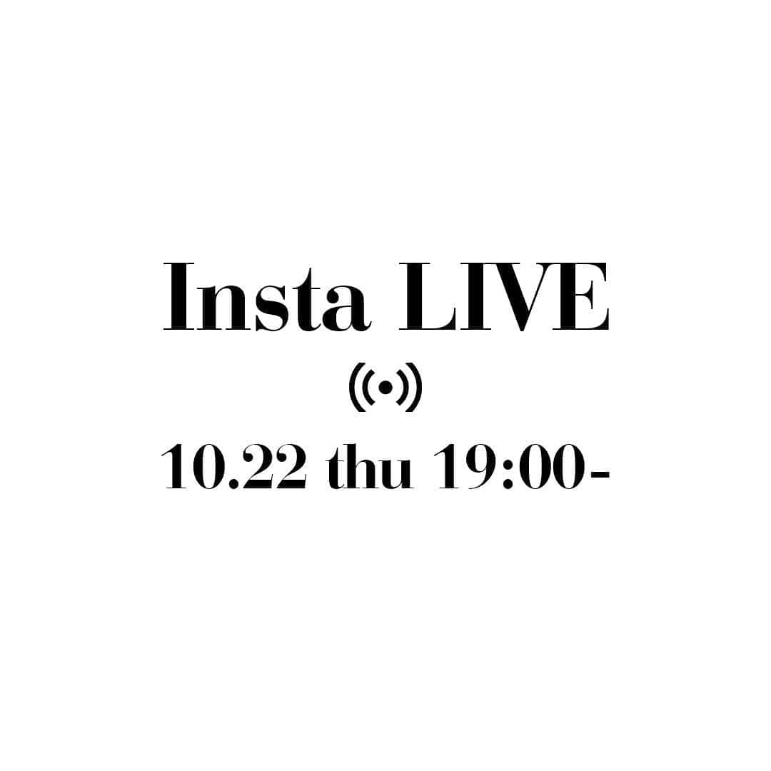 のインスタグラム：「10.22(thu) 19:00～Insta LIVEを配信いたします！ 今すぐ履けるリアルトレンドなショートブーツと、オンオフ合わせやすい最旬バッグなど。この秋冬おすすめのアイテムをスタッフが動画で分かりやすくご紹介いたします。ぜひお気軽にご参加ください！  現在インスタストーリーズの質問スタンプでご質問を募集中です。事前に気になることがございましたら、ぜひご質問してみてください！」