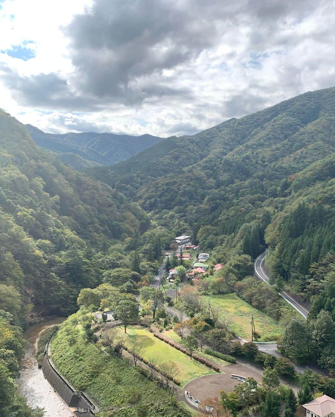 富田優衣さんのインスタグラム写真 - (富田優衣Instagram)「🌱🤍  #ダム #大自然 #湖 #緑 #空 #青空 #follow #girl #ootd #japan」10月21日 10時22分 - tomitann.yui