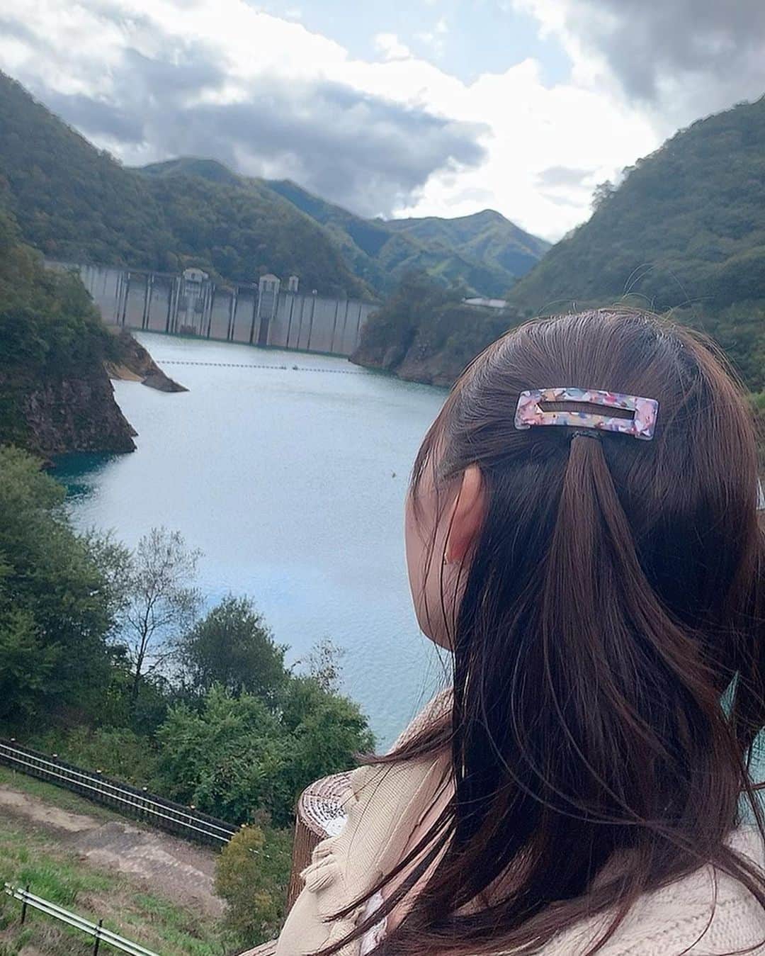 富田優衣さんのインスタグラム写真 - (富田優衣Instagram)「🌱🤍  #ダム #大自然 #湖 #緑 #空 #青空 #follow #girl #ootd #japan」10月21日 10時22分 - tomitann.yui