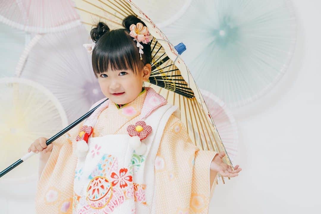 孫きょうのインスタグラム：「七五三🌼前撮り👘 横バージョンと兄弟フォト👦🏻👧🏻  全力でアンパーンチしてる手の短さがちゅき🥰笑  photo studio @littletreephotostudio   #七五三 #七五三前撮り」
