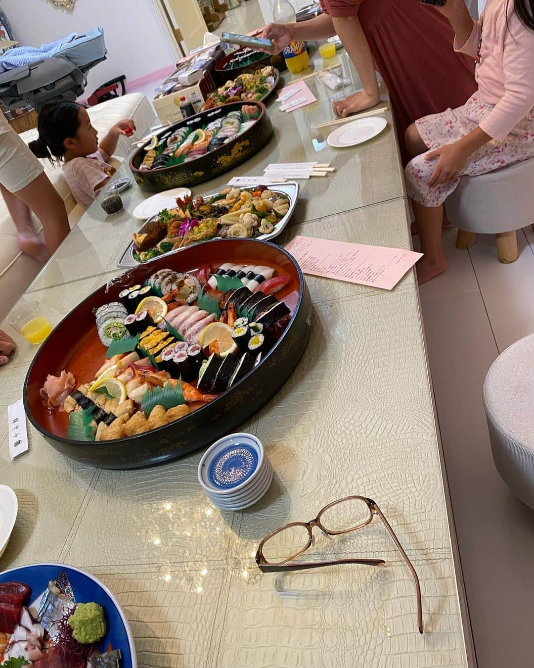 岩本初恵さんのインスタグラム写真 - (岩本初恵Instagram)「美味しい料理に 美味しいケーキ 食べ過ぎて 反省二秒  年齢的に 食べ過ぎたら 辛いと感じるように なりました  私達の身体は上手く 出来てますね  美味しい料理 幸せ  オンラインサロンは 12期生募集開始と なっておりましたが  11月1日でないと 入会できないように なっております  ぜひ楽しみに お待ちください  オンラインサロンの情報は インスタのプロフィールの リンクから ご覧いただけます^_^  #手作りご飯 #夜ごはん #晩ご飯 #手料理 #おうちごはん #つくりおき #料理 #献立 #グルメ #料理好きな人と繋がりたい #クッキング #レシピ #オンラインサロン #ユーチューブ #ユーチューバー #youtuber好きな人と繋がりたい #チャンネル登録 #はっちゃんアカデミー #健食 #野菜 #常備菜 #五ケ山 #cooking #food #foodstagram #dinne #YouTuber」10月21日 10時26分 - hatsue_iwamoto