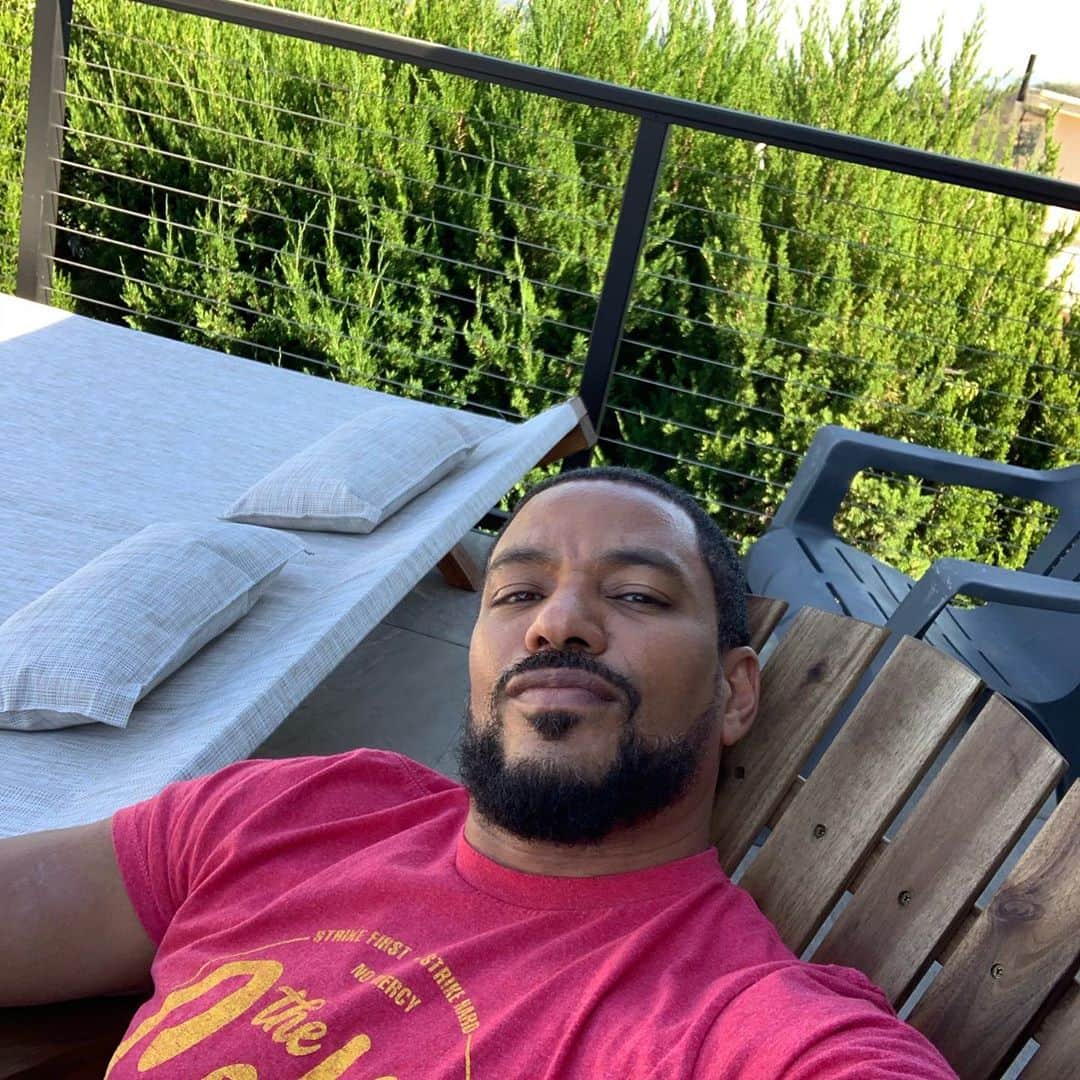ラズ・アロンソのインスタグラム：「Loving my new patio furniture I spent the last couple of weeks putting together. Nothing comes assembled anymore! And boxes!!!! Sheesh, got a garage filled with boxes to break down and throw away now. But loving my sexy outdoor space!」