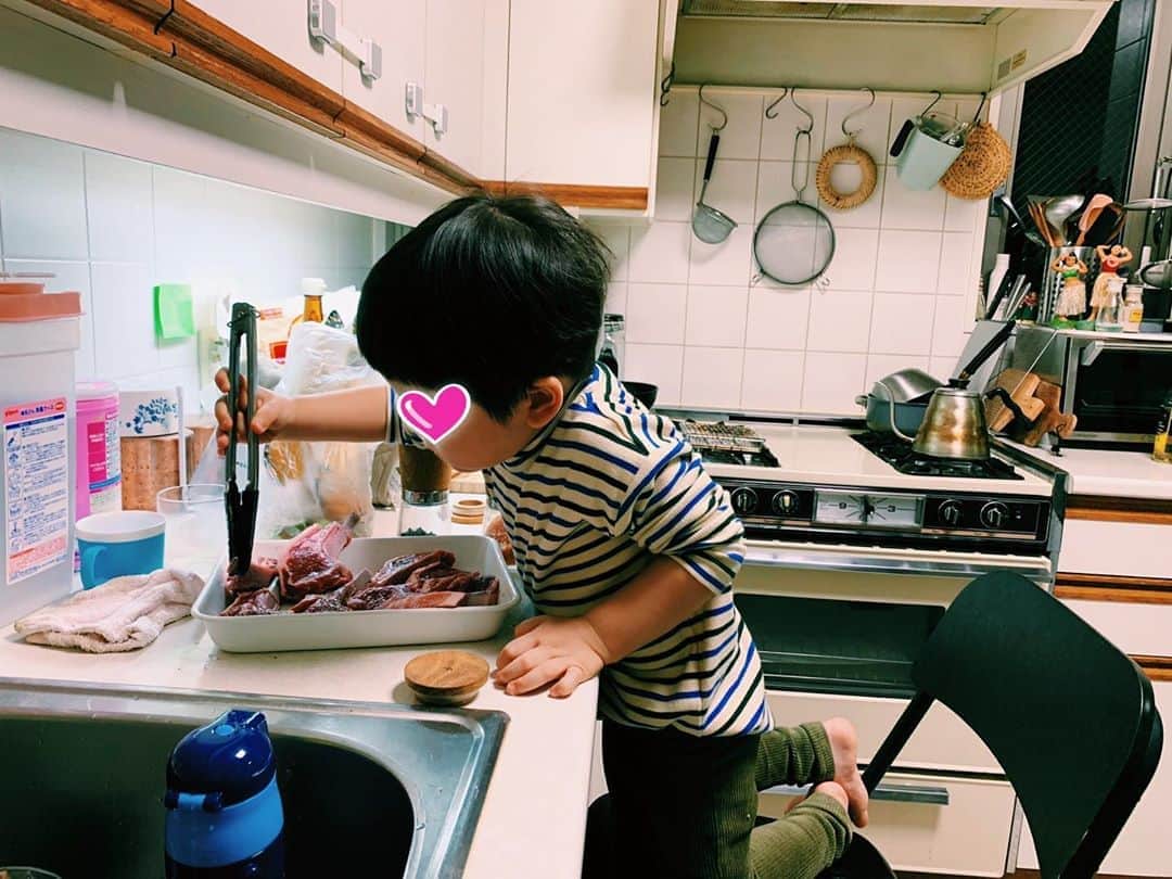 安田美沙子さんのインスタグラム写真 - (安田美沙子Instagram)「昨夜はお兄ちゃんお手伝い。ラム肉を焼いたのですが、塩胡椒、トングでお肉をひっくり返してくれました。 留め金を外すと、トングが開くのを発見して、目がキラキラ😍 初体験ばかりの今、羨ましくもある毎日の経験✨ . . . はんな先輩は、兄も弟も距離が縮まって来ました。 触らせてくれるし、お互いの存在を認識しているよう。 . . . 愛おしい3人です👦👶🐶 . . . #boys #dog #kitchen #生活感のある暮らし」10月21日 10時27分 - yasuda_misako