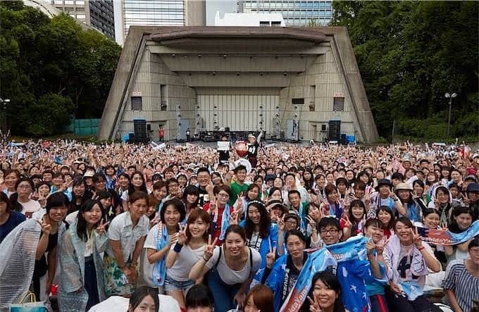 山田義孝のインスタグラム：「🎂🎂🎂 デビュー11周年を迎えました✨ 平穏な日々がまたやってきたら 超満員の会場でみんなで大声で唄いたい。 「楽しみ」は生きるエネルギー。 まだまだ行きましょう✨ 今夜の11周年記念生配信ライブ バンドメンバーと共に楽しむよ。 ちゃんと観ててね🦖🦖 #吉田山田 #デビュー11周年 #トニーの日 #写真は野音の時の」