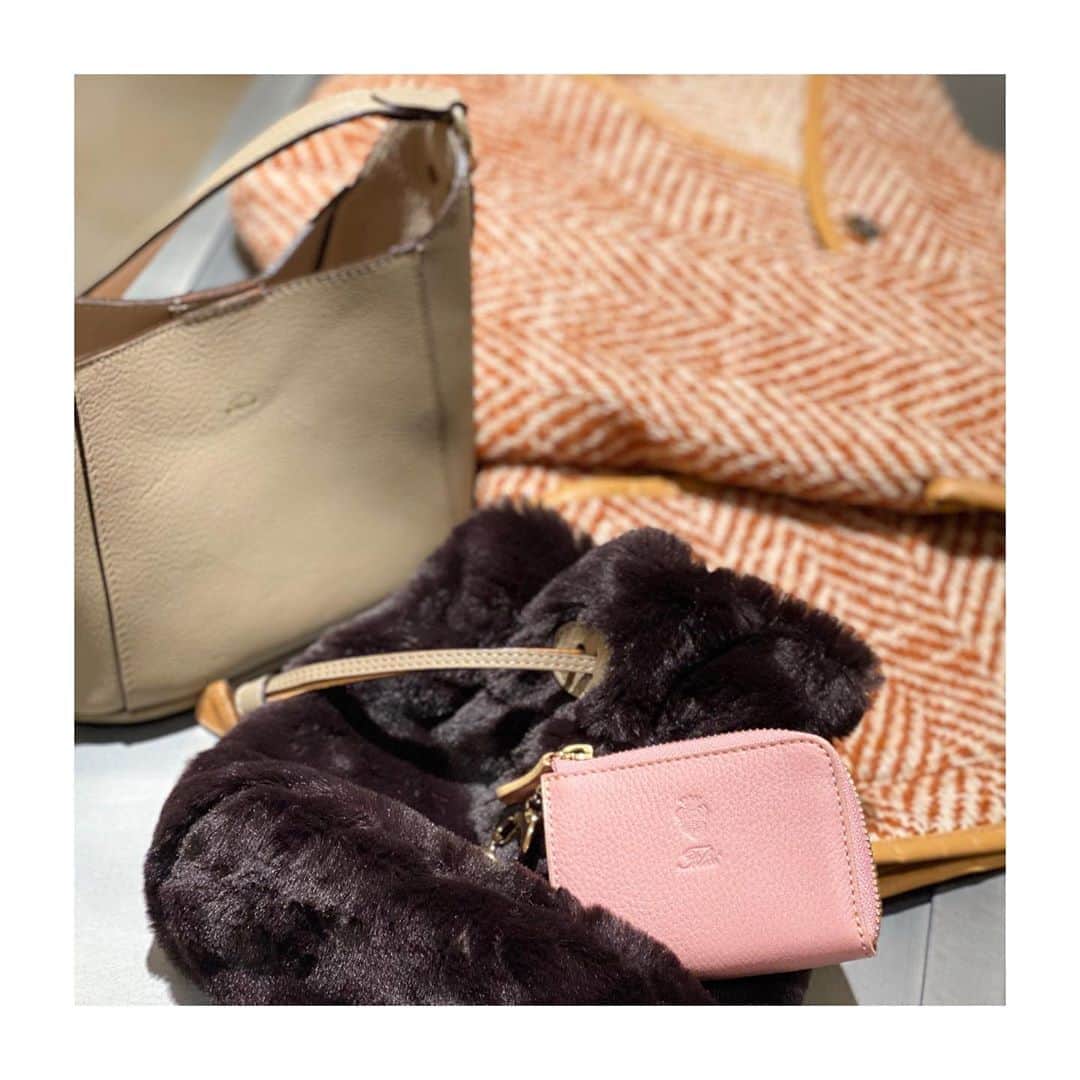 のインスタグラム：「【フェリージセレクション 博多店】 . 季節の移ろいを愉しみながら、 休日の時間を丁寧に過ごす 女性に向けた「SUNDAY’S BAGS」。 . バケツ型のソフトキップレザーのバッグと エコファーの巾着ポーチが組み合わさった3wayバッグ。 バッグの中にポーチを入れる、バッグ単体、ポーチ単体で持ち歩く。 気分と目的で使い分け自由自在です。 . 女性らしいミニマムなサイズ感と 配色なので様々なシーンで活躍します。 ぜひ店頭にてご覧くださいませ。 皆様のご来店お待ちしております。 . . Model No. 20/76/LD+EU Price : ¥75,900 . . . #felisi #felisiselection #bag #handbag #3waybag #fw20 #sundaysbags #casualbag #womensbag #madeinitaly #フェリージ #フェリージセレクション #ハンドバッグ #3wayバッグ #レザーバッグ #エコファー #巾着バッグ #秋バッグ #冬バッグ #カジュアルバッグ #レディースバッグ #休日バッグ #休日鞄」
