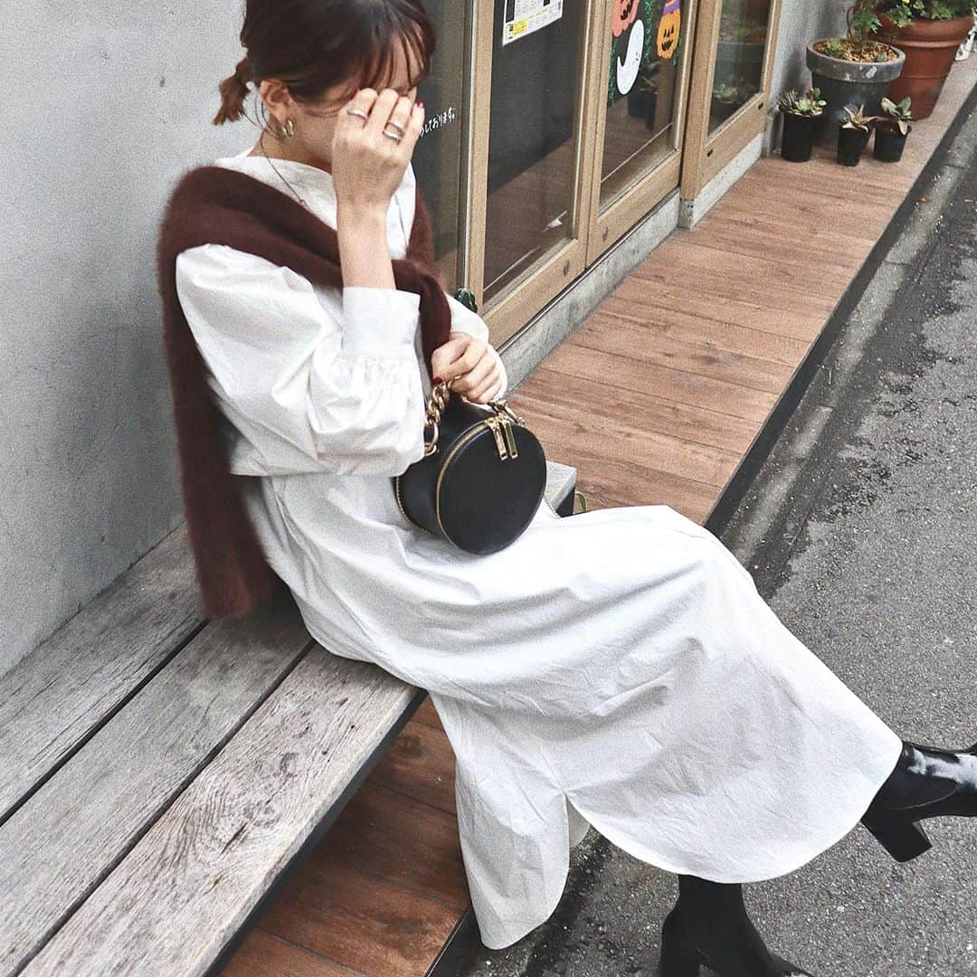 miheeさんのインスタグラム写真 - (miheeInstagram)「ootd ㅤ ㅤ 🤍🖤🤎 ㅤ ㅤ onepiece : @__mihi__  bag : @adinamuse  boots : @zara  ring : @do_la.official  ㅤ ㅤ」10月21日 10時42分 - __mihi__