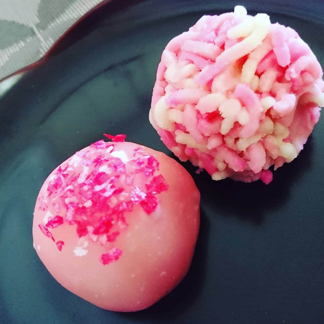 愛華みれさんのインスタグラム写真 - (愛華みれInstagram)「鮮やかなお色💗  和菓子‼️職人さんの技😁光ます😍  さぁちゃんから、頂きましたの。  善き🌹  😌朝から、癒されて➰🎵」10月21日 10時49分 - mireaika