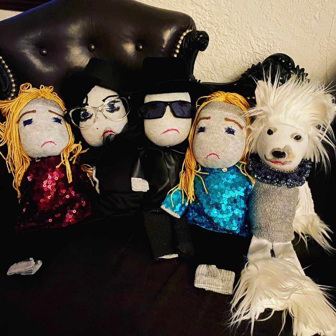 B. Akerlundさんのインスタグラム写真 - (B. AkerlundInstagram)「One frowny family with new addition @bootzy_smallz 🐶..... by @frownyfacedolls ❤️❤️❤️ #theakerlunds」10月21日 10時51分 - bcompleted