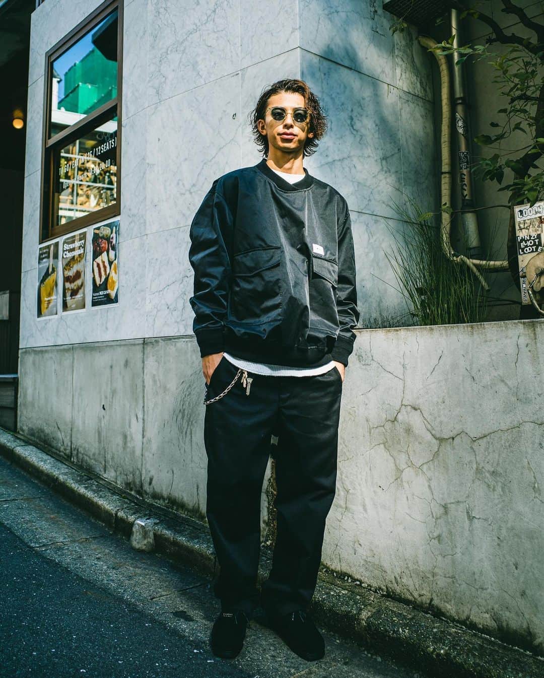 のインスタグラム：「今日はブラックアウトドアSTYLE 😎  #dickies のワークパンツに #wtaps のシャカシャカブルゾン #blackstyle #ワラビー #クラークス #clarks  #clarkswallabees  #ブラックコーデ #allblack」