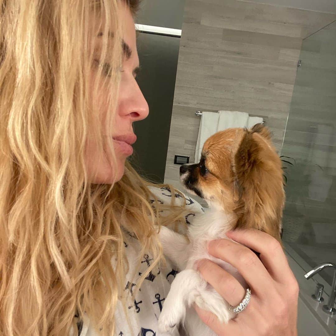 トリー・ウィルソンのインスタグラム：「. #Motherhood takes many forms.  . Maybe I’ll be a people Mom, maybe not. This world can feel loco. . But part of me feels the need just so I can shut down the ppl who say you don’t know what love is till you have a child.😆 . Anyway, for now my heart belongs to the animals, nephews, family, hubs, friends, friends’ kids...and the women I’m DETERMINED to help find a little more strength, confidence & badassery that perhaps they forgot they had. . It starts with the workout but goes sooo much deeper.🤍💪🏽 . #LoveIsLove #GratefulForNow #GratitudeDaily #FromTheInsideOut #Fittensity」