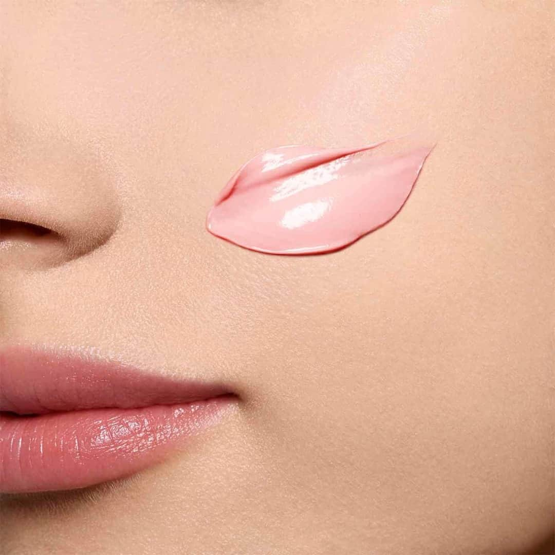 Clarins Canadaさんのインスタグラム写真 - (Clarins CanadaInstagram)「On the skin, the Super Restorative Rose Radiance cream leaves a subtle shade of pink with an instant healthy glow effect. Day after day, the vitamin C derivative it contains help reduce the look of dark spots for a perfectly even complexion.🌺⁣ __________⁣ La texture de la Crème Rose Lumière Haute Exigence laisse sur le visage une délicate tonalité rosée à effet bonne mine instantané. Jour après jour, le dérivé de vitamine C qu'elle contient contribue à atténuer les taches pigmentaires pour un teint parfaitement unifié.🌺⁣ .⁣ .⁣ .⁣ #Clarins #ItsAllAboutYou #RoseRadiance」10月21日 10時55分 - clarinscanada