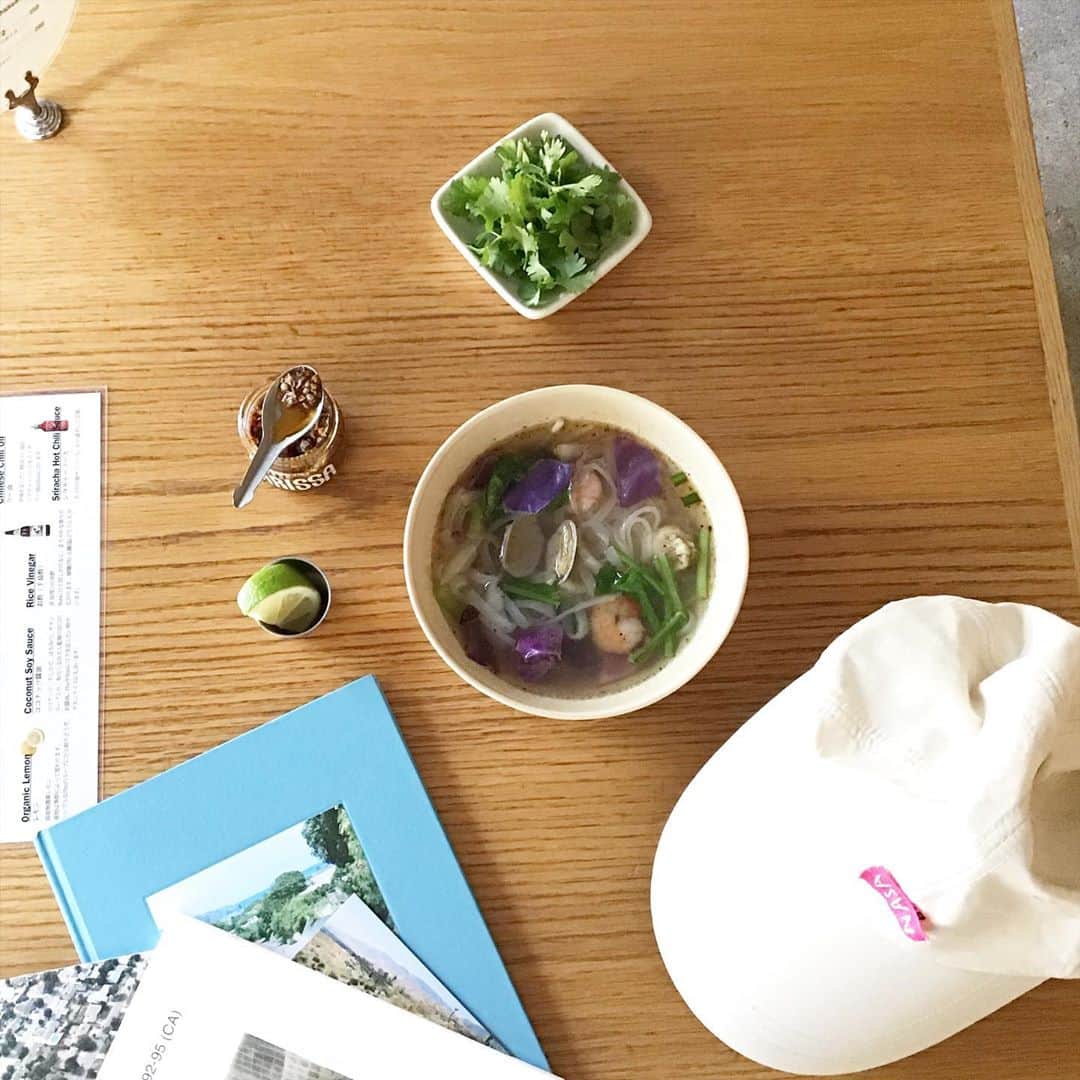 Pho 321 Noodle barのインスタグラム：「お早う御座います。  本日のおすすめは　熊本の浅蜊　海老　帆立　カブ菜の3種の魚介のフォーです。 昆布ベースのsoupとなめらかな平打ちの米麺、淡路島のアレン・ユーレカ檸檬🍋とepices45のharrisaをひとさじがおすすめのseasoningです。 *碗に合わせ　harrisaのtastingもお気軽にどうぞ  交差点向こう　be a good neighbor coffee kioskでは　それぞれの時間帯とコーヒー豆の焙煎の深さをお報らせする新しいパッケージのお豆たちがお目見えしています🐈  お出掛け日和の秋晴れとなりました。  本日も11:30am opening 5:30pm last call 6pm closing 中休みなしで開店致します。delivery serviceのlast callも5:30pmです。 千駄ヶ谷　神宮前　北参道　代々木　原宿方面にお越しの際は　お立ち寄り下さいませ🛹🚀  todays reccomend:pho seafood,bun tandoori fish(warm),com ground pork&lemongalass🌶,summer roll for sharing,kurumi harrisa,ginger beer & homemade rhubarb syrup soda🥤   📚polaroids 92-95(california) /ari marcopoulos  @themotthousetokyo 🏡  pool / taro hirano by little more wallows -I haven’t seen him/taro hirano by sign (by descendant) local map @think_of_things × @transitmagazine   todays opening bgm 📻oh! You pretty things/David Bowie  #ihaventseenhim」
