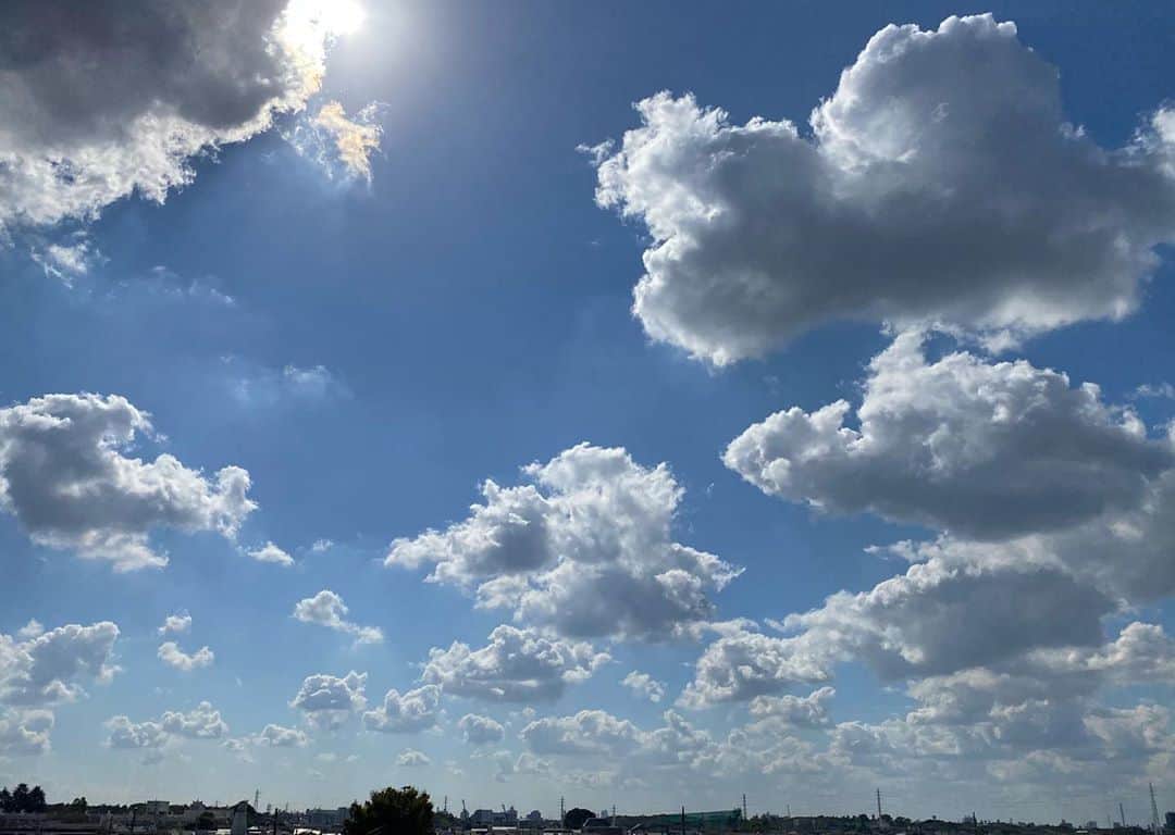 Shinnosukeさんのインスタグラム写真 - (ShinnosukeInstagram)「Caspita! とてもジョジョっぽい空じゃあないかッ!!  #cloud #sky #blue #jojo #ジョジョの奇妙な冒険 #jojosbizarreadventure #雲が好き #空が好き」10月21日 11時05分 - shinscapade