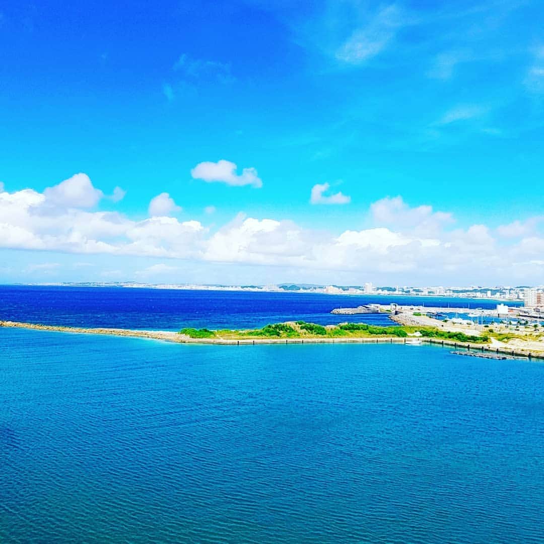 梁愛美のインスタグラム：「Go To Travel@OKINAWA😎😎😎🌴🌺 ❥︎ ❥︎ おすすめ教えて下さい🙏🏻💕 ❥︎ ❥︎ #okinawa #okinawajapan #gototravel #iland #beach #tropicalbeach #myfavoritebeach #sunny #summer #naturelover #mytravelgram #instagood #instagramjapan #instagramphoto #travel #travelglam #trip #沖縄 #沖縄旅行 #トロピカルビーチ #宜野湾トロピカルビーチ #宜野湾海浜公園 #宜野湾 #沖縄好きな人と繋がりたい #ハワイ好きな人と繋がりたい #海好きな人と繋がりたい」