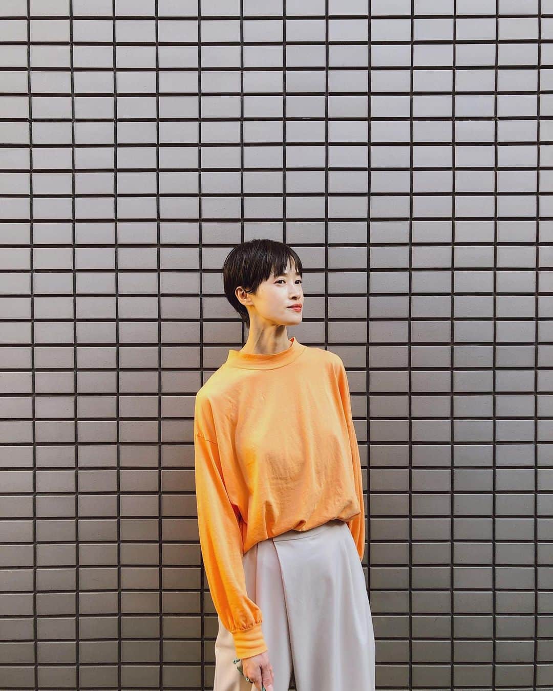 宮本りえのインスタグラム：「@bloc_japon  の山本洋史さんにショートにしてもらいました✂︎✂︎✂︎  娘は初めて見るからか、きょとんと人見知りしてたような笑。 自分の秋冬服の印象も少しかわるかな🧣  トップス、パンツ‥ @noteetsilence_official」