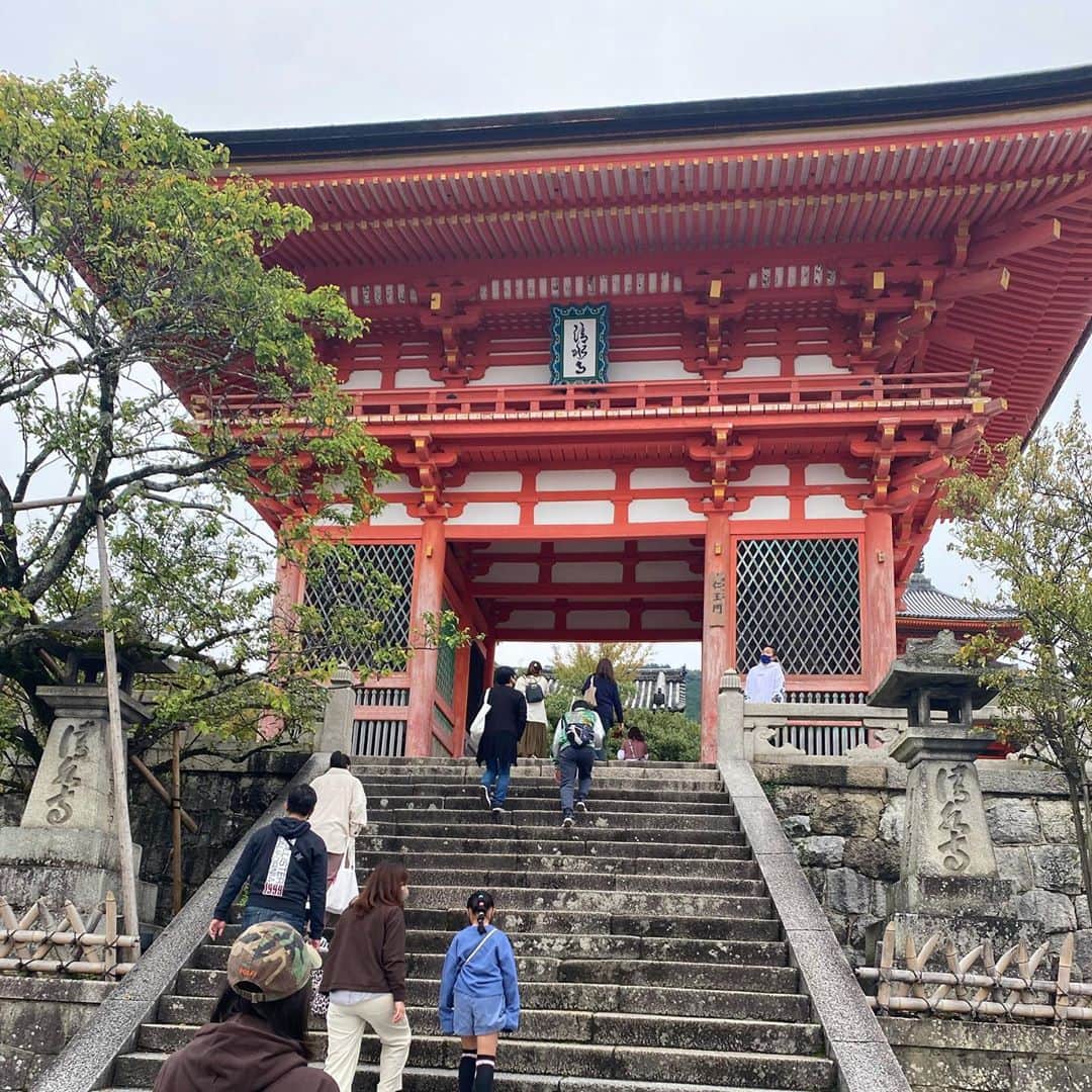 北出彩さんのインスタグラム写真 - (北出彩Instagram)「京都⛩清水寺 八坂庚申堂からちょっと歩くけど 二年坂をゆっくりあるいて 清水寺まで〜。。🚶‍♀️  途中食べ歩きしたり、 ゆっくりお土産屋さんみたり 清水寺は工事中だったけど それもまた 中々みる事ないよなあって 思って...😌 自然がたくさんで見晴らしも良くて とっても癒された〜！ 京都...行ってよかった。✈️ . . . #京都観光 #kyoto  #清水寺 #着物」10月21日 11時10分 - ktdsai