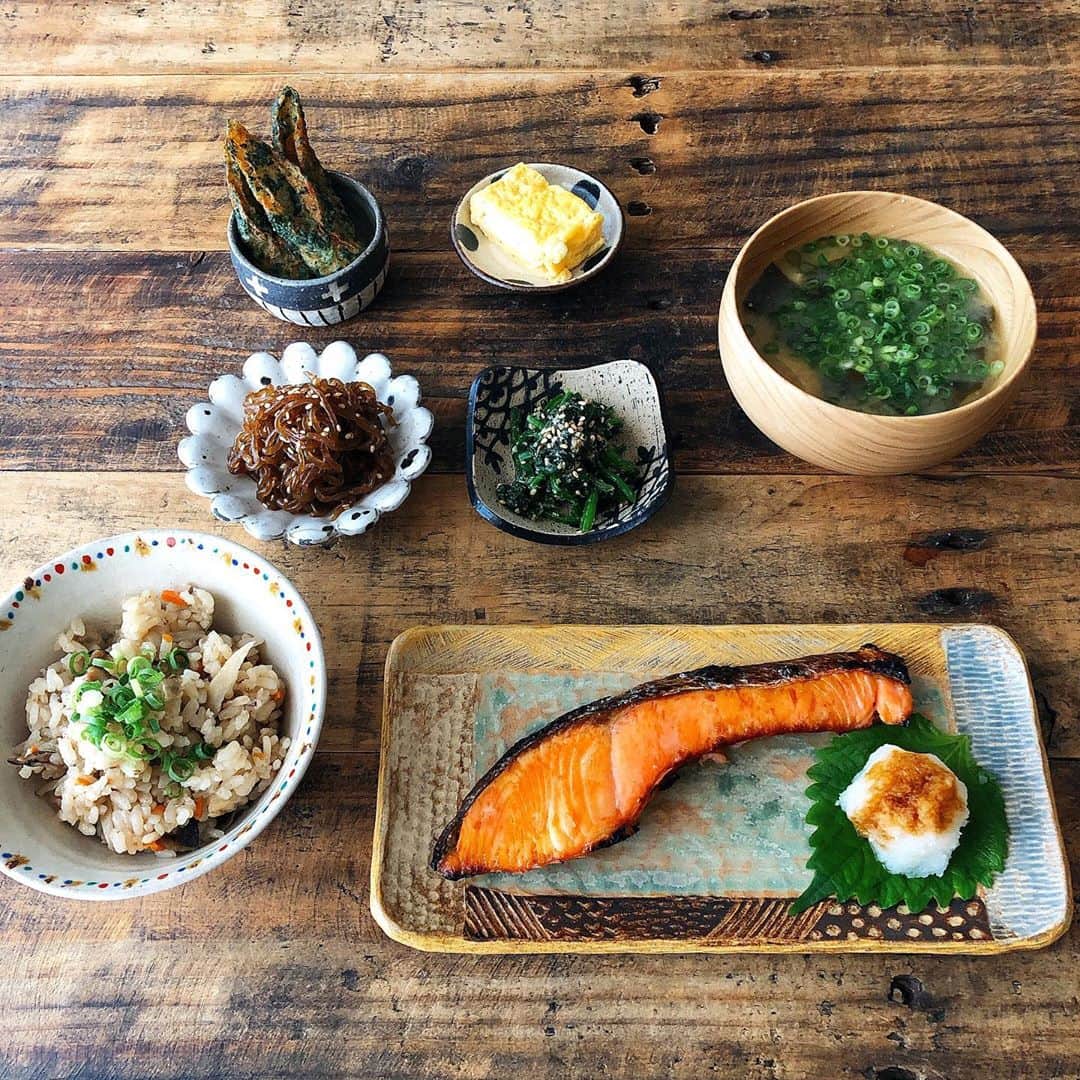 chaako ちゃあこのインスタグラム：「2020.10.21 * * 今日の朝昼ごはん٩(๑❛ᴗ❛๑)۶ * ＊鮭の塩焼き ＊竹輪の磯辺揚げ ＊出汁巻き卵 ＊糸こんにゃくのピリ辛炒め煮 ＊ほうれん草の胡麻和え ＊豆腐とわかめのお味噌汁 ＊炊き込みごはん * でした(๑´ڡ`๑) * 本当は昨日の晩御飯。 旦那は昨日食べました(* ॑꒳ ॑*) * 私は昨日食べれなかったので… パンでお腹いっぱいで(笑) なので今日の朝昼ごはんに。 * 昨日のメインは炊き込みごはんかな。 炊き込みごはんが食べたくて仕方なくて。 * 今回も#茅乃舎　の出汁パックを使って作りました。 出汁パックを破って中身をそのまま入れて。 あとは調味料と昆布だし（粉末）と、干し椎茸の戻し汁と水を入れて、後は炊き込むだけ。 * 薄味系だけど、出汁が効いたこの炊き込みごはんが美味しいーーー♡ * #ちゃあこレシピ　に載せてます。 超アバウトな適当レシピだけど(￣m￣*) * 超久しぶりにほうれん草が安く売ってて。 2袋買ってサッと茹でて、冷凍分も作りました。 * 茹でて冷凍しておけば、お味噌汁やシチューやグラタンにポンといれるだけ♡ * あと2袋買っても良かったかもー(*≧∀≦) ほうれん草大好きなもので♡ * 卵焼きはお弁当の残り。 後ろの方で白光りしてますが(笑) 昨日、 @monfavori__ さんで買った、銅の卵焼き器を使って♡ * これが欲しくて欲しくて(笑) 入荷してから取り置きしてもらってたのです( ́•ૢ⌔•ૢ ̀) って、肝心の卵焼き器の写真は撮ってないので、またいつか(笑)モンファボリさんのインスタに載ってます。 * 銅の卵焼き器で作ると、卵焼きがふっくらジューシーでいつもの何倍も美味しかったー(* ´艸｀) * 冷めてもふっくら。これビックリ。 * 沢山炊いた炊き込みごはんと、銅の卵焼き器を持って、今日は実家へ行ってきます(*･∀･)ﾉ゛ * 今日は旦那が仕事で帰って来ないので。 実家の猫達に癒されに行ってきます(￣m￣*) 秋は何かと切ないからね(笑) 今の時期は特にね。もうすぐ1年だしね(ﾉДT)ｱｩｩ * * *」
