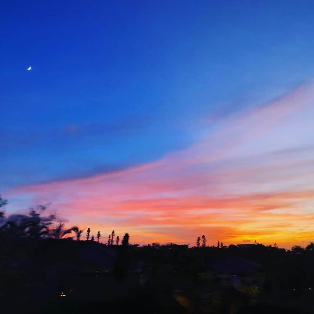 宮崎宣子さんのインスタグラム写真 - (宮崎宣子Instagram)「月も見えて本当に素敵な夜でした🌙 絵みたい  #夕陽 #沖縄 #月 #夜景」10月21日 11時20分 - miyazaki_nobuko