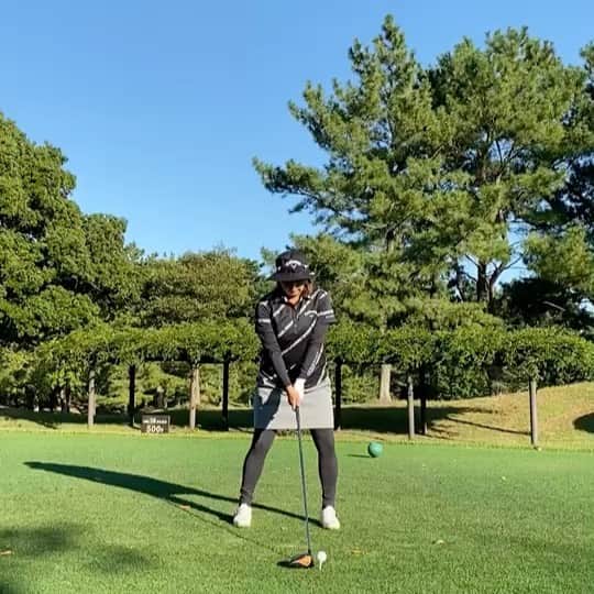 佐伯三貴のインスタグラム：「ドライバーで振りたい時はなるべくグリッププレッシャーを緩めてヘッドを振る！！  その時に手がアドレス時より前に出るとプッシュアウトするのと、首が右に傾くと引っ掛けるので注意！」