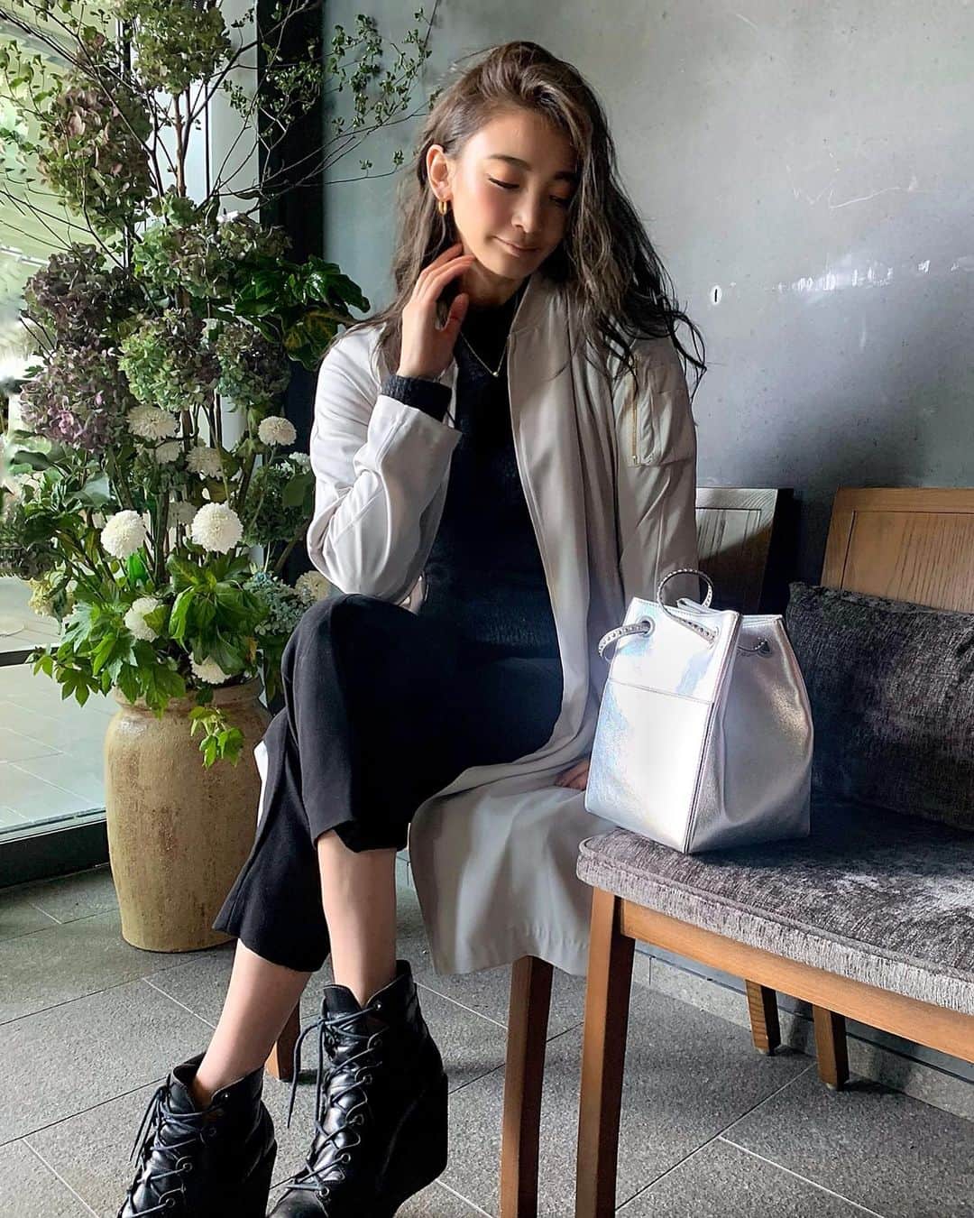 里海のインスタグラム：「今日は、お天気☀️で @tokyocalendar の 撮影を朝からしてます😌  私は最近お気に入りの　@jandmdavidson の シルバーバッグで😉  #jandmdavidson」